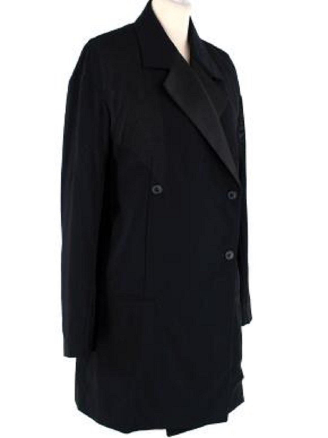 Celine Black Satin Double-Breasted Coat

-Double-breasted 
-Two faux pockets at the waist 
-Fully lined 
-Silk lapels 
-Satin lined 
-Vent at the back 

Material: 

76% Polyester 
24% Soie 

Made in Portugal 

9.5/10 excellent conditions, please