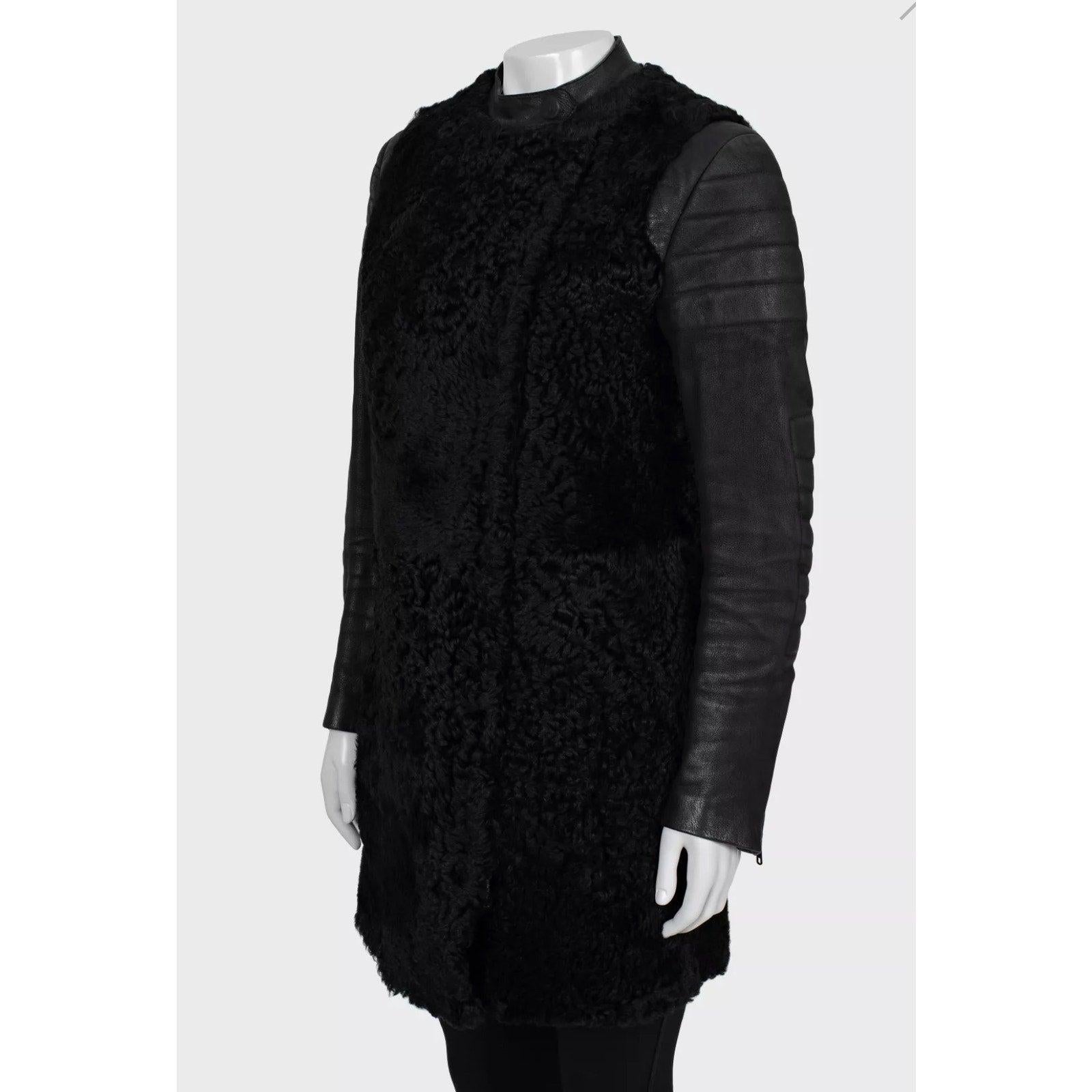 Eleva il tuo guardaroba con questo caratteristico cappotto di Celine in shearling. Progettato con una vestibilità rilassata, presenta una chiusura con zip e bottoni a pressione. Questo lussuoso cappotto è realizzato al 100% in vera pelle con