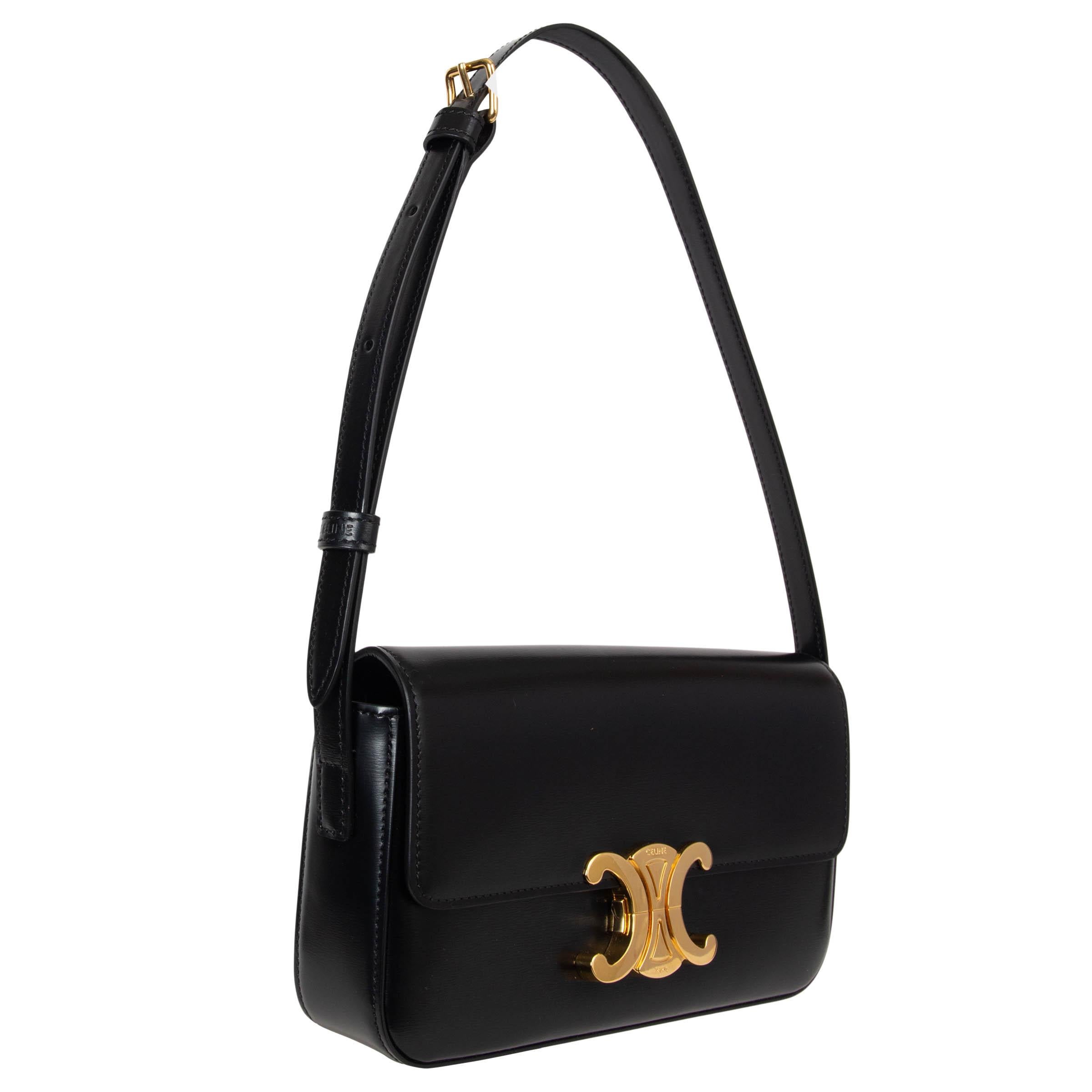 Este bolso bandolera Claude 100% auténtico de Celine en piel de becerro negra brillante desprende una sofisticación atemporal. Con una forma rectangular rígida y una correa ajustable, combina estructura y elegancia. El bolso se cierra con un candado