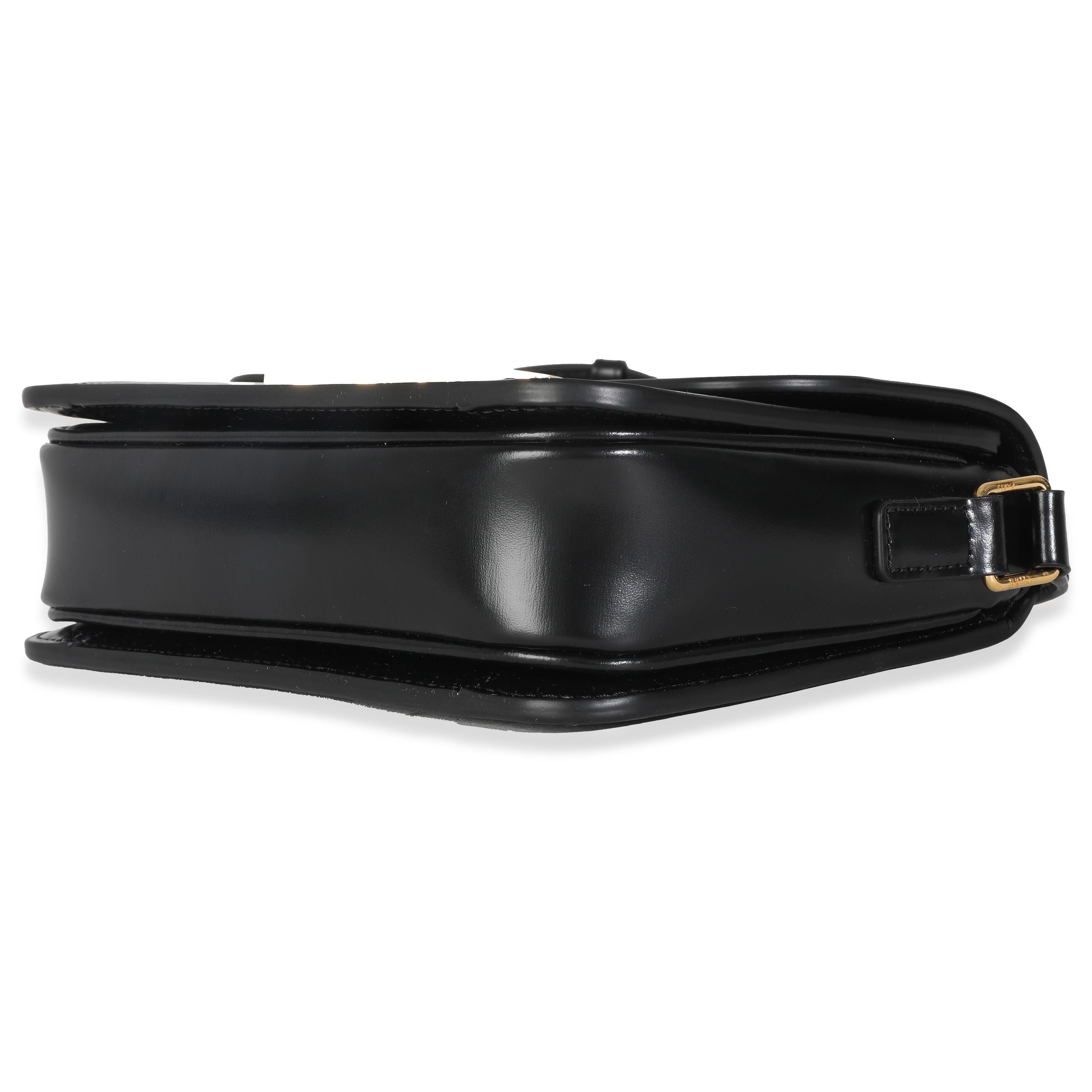 Titolo dell'elenco: Celine Triomphe Teen in pelle di vitello lucida nera
SKU: 146972
Condizioni: Usato 
Condizioni della borsa: Eccellente
Commenti sulle condizioni: L'articolo è in ottime condizioni e presenta leggeri segni di usura.   Lievi segni