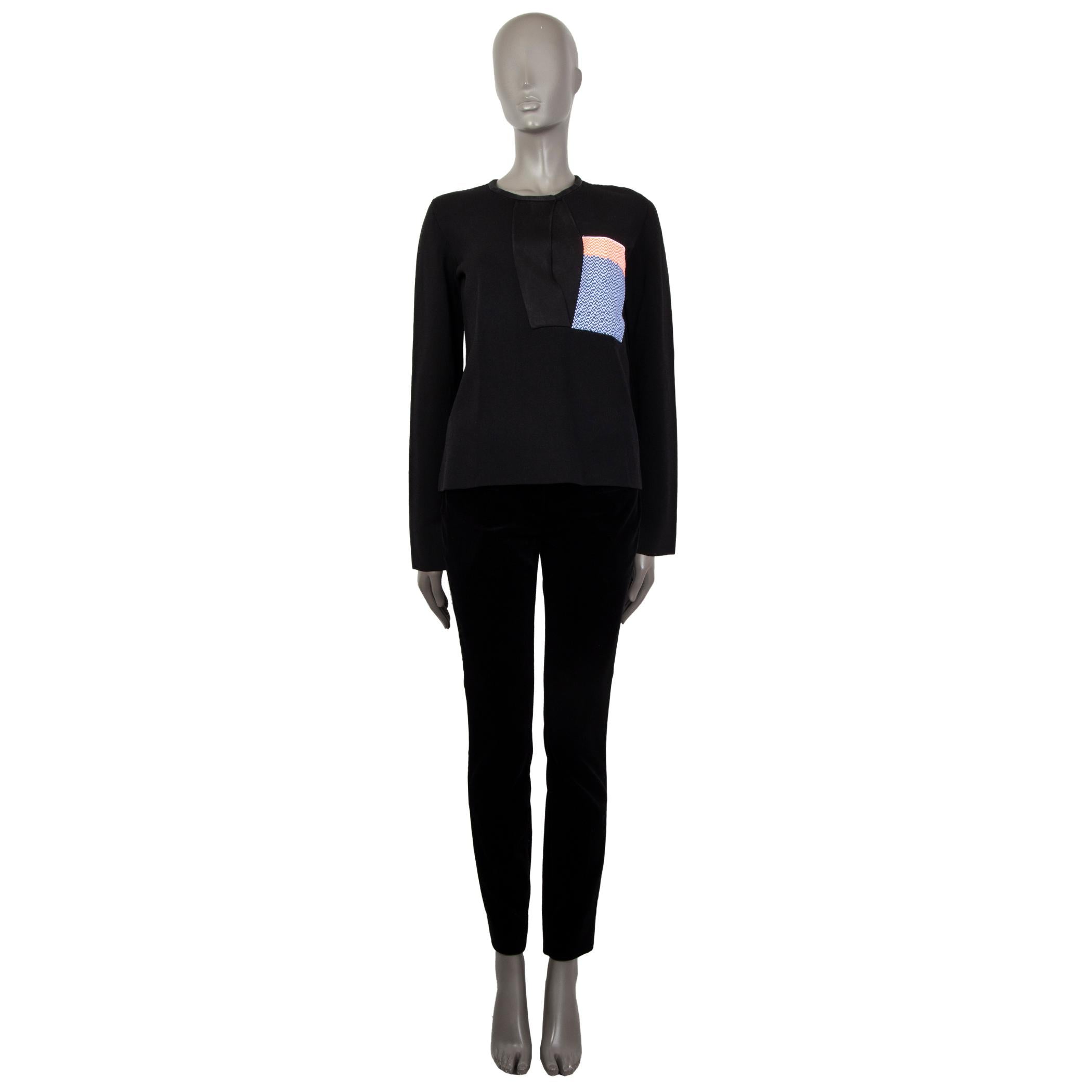 100% authentic Céline keyhole top in black, blue, white and neon-orange mulberry silk (51%) viscose (38%) polyamide (6%) with a patchwork-pocket in two-color block in the front, long sleeves, round collar. Unlined. Has been worn and is in good