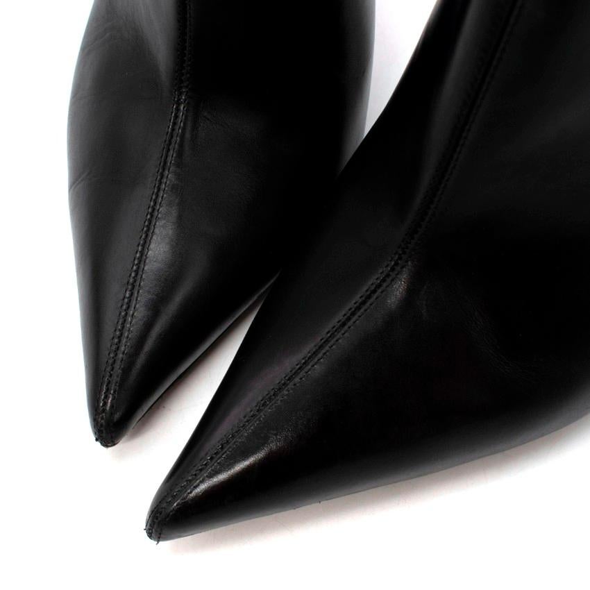Celine Schwarze glatte Pantoletten aus Leder mit spitzem Zehenbereich - US 10.5 im Angebot 2