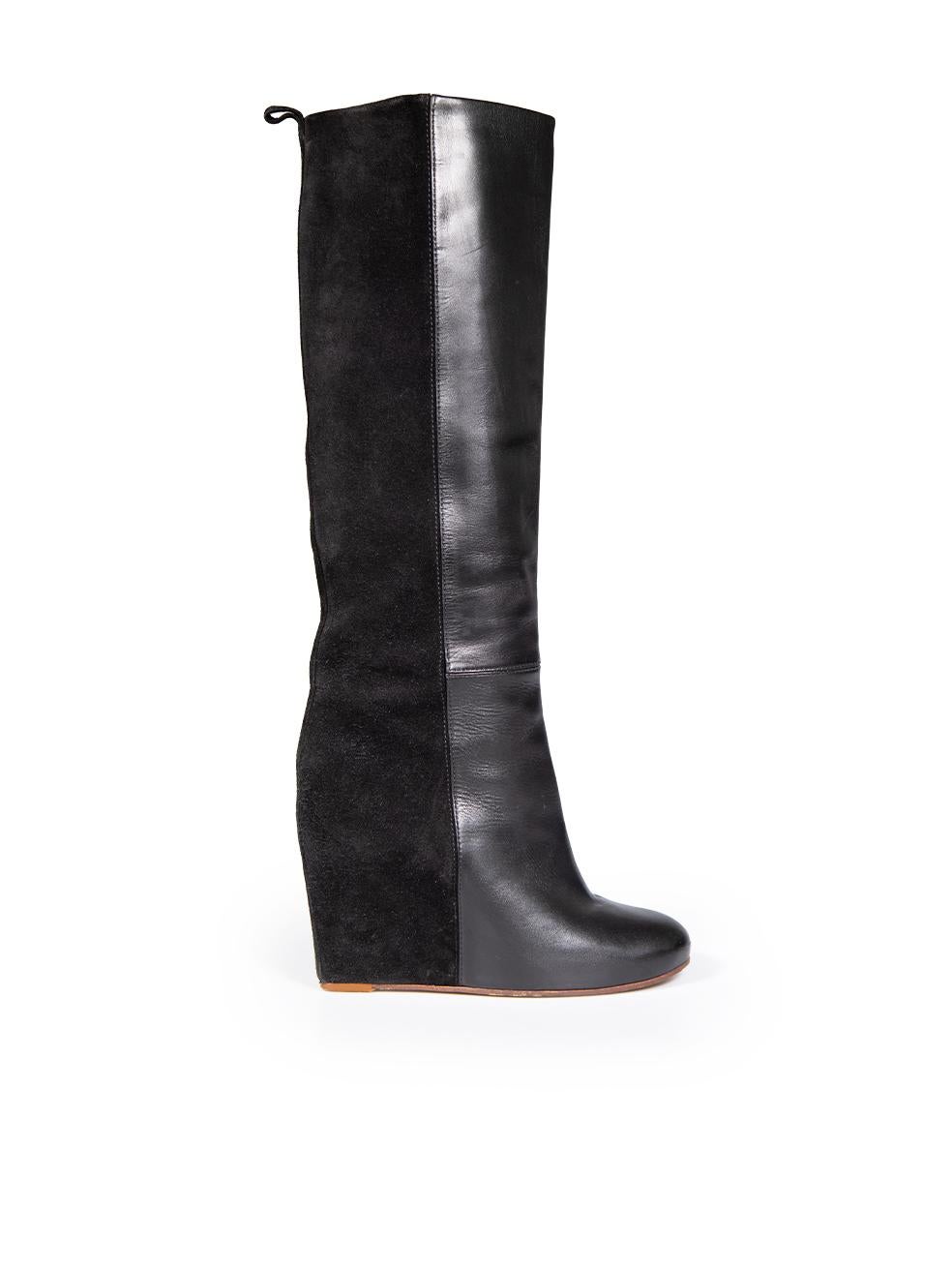 L'ÉTAT est bon. Une usure mineure des bottes est évidente. Légers signes d'usure du cuir avec des éraflures sur le côté droit de la botte gauche et sur le côté droit et l'orteil de la botte droite. Le daim présente des abrasions sur l'ensemble de