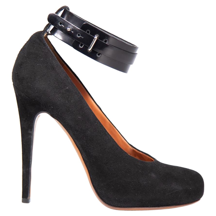 Céline Zapatos de tacón de ante negro con punta redonda y correa en el tobillo Talla FR 39