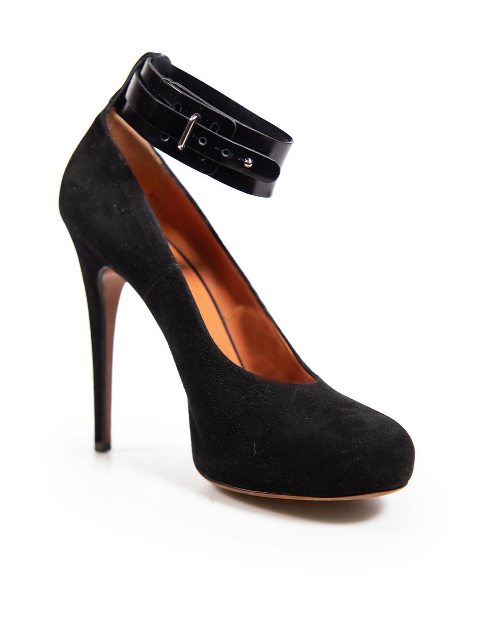 L'ÉTAT est très bon. L'usure des talons est minime. Décoloration au bas de l'embout et du talon des deux chaussures. Marques sur le côté droit de la chaussure gauche et marques sur le côté droit de la chaussure droite. Éraflures sur l'extérieur des