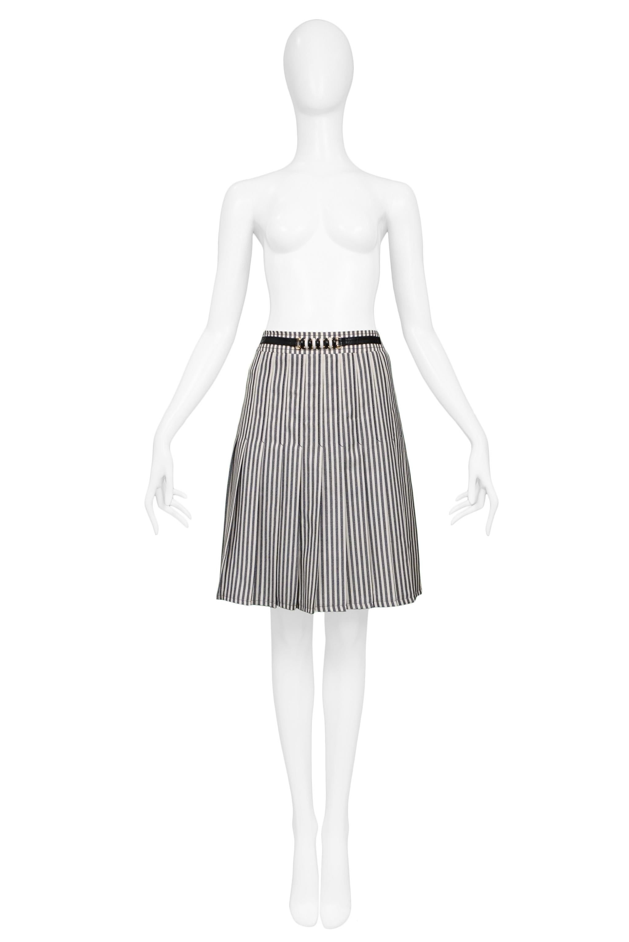 Resurrection Vintage is excited to offer a vintage black and white wool Celine box pleat skirt with leather and hardware belt detail at waist. 

Celine, Paris
Size 42
Measurements: Waist 28