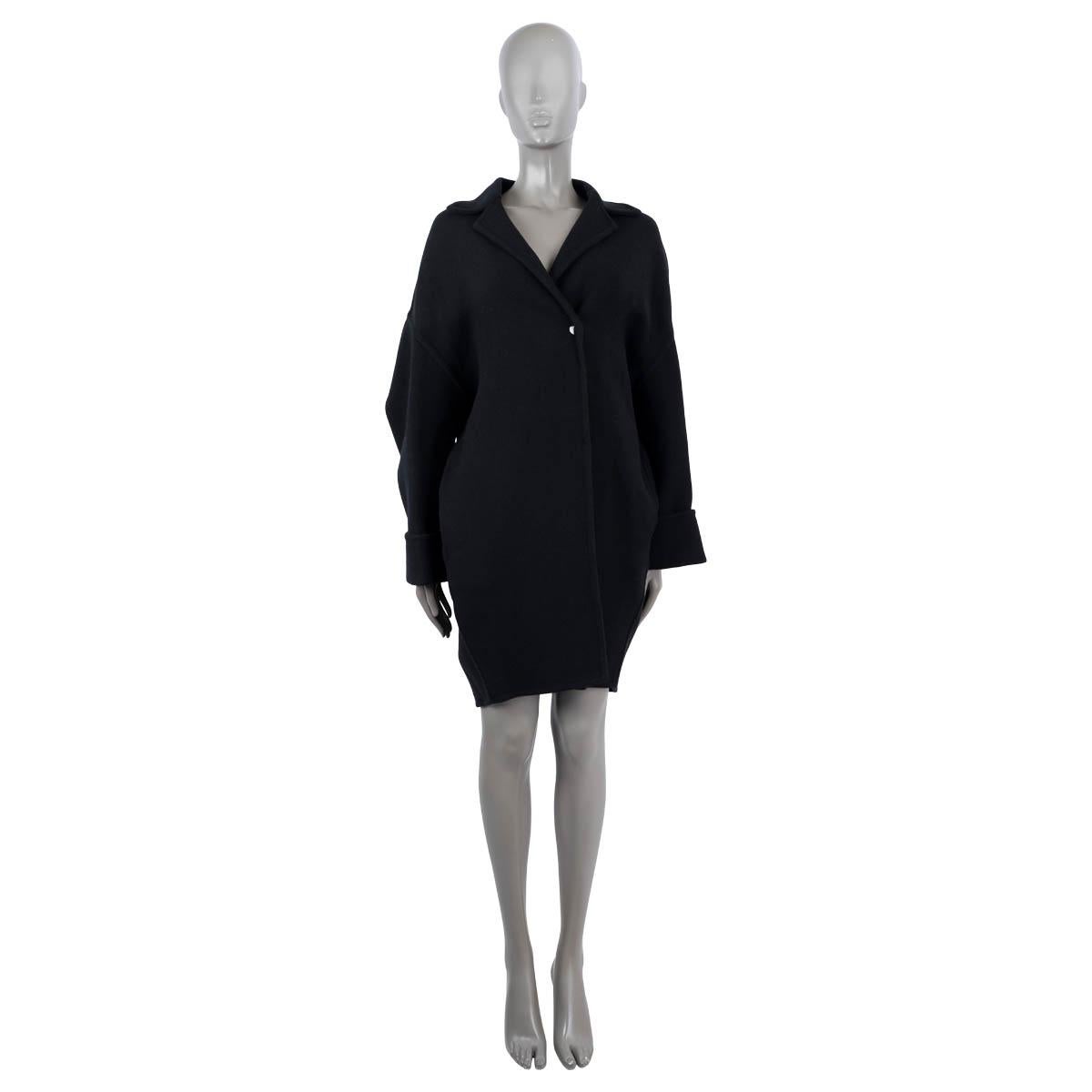 100% authentic Celine coat in black wool (57%), polyamide (18%) and elastane (2%). Features two slit pockets on the side and oversized balloon sleeves. Closes with a black push button. Unlined. Has been worn and is in excellent