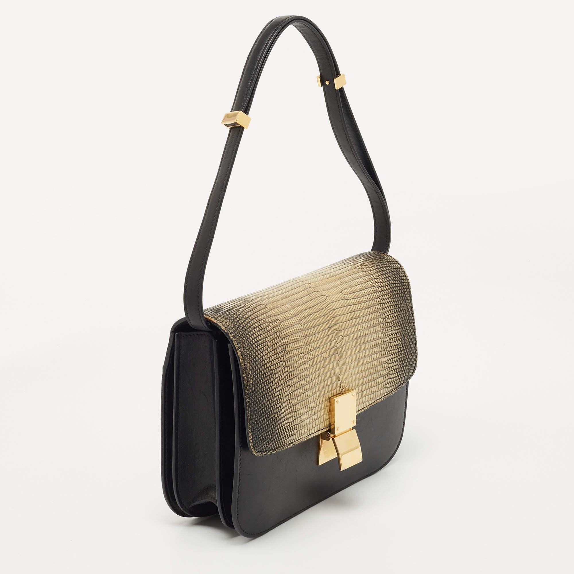 From the house of Celine comes this gorgeous Classic Box flap bag that will perfectly complement all your outfits. It has been luxuriously crafted from lizard and leather and styled with a flap that opens to a well-sized leather interior. The bag is