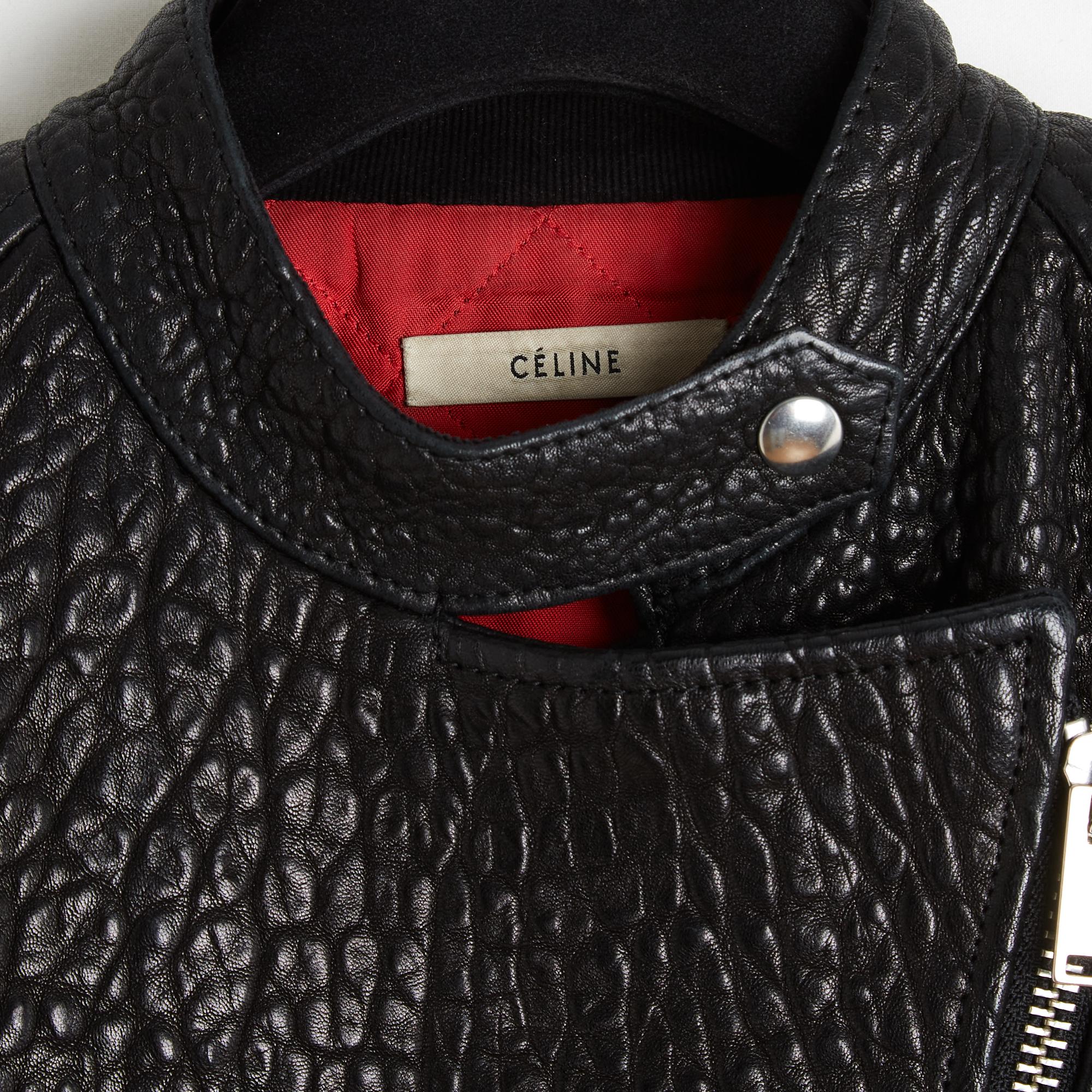 Céline Jacke circa 2013 von Phoebe Philo Jacke im Biker-Stil aus schwarzem genarbtem Leder, kleiner runder Kragen, der mit einem silbernen Metalldruckknopf und einem Reißverschluss geschlossen wird, gepolsterte Schultern und Ellbogen, lange Ärmel,