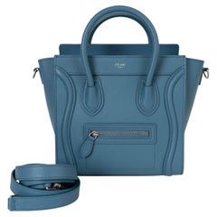 Bolso NANO LUGGAGE de CELINE en piel azul con efecto martillado