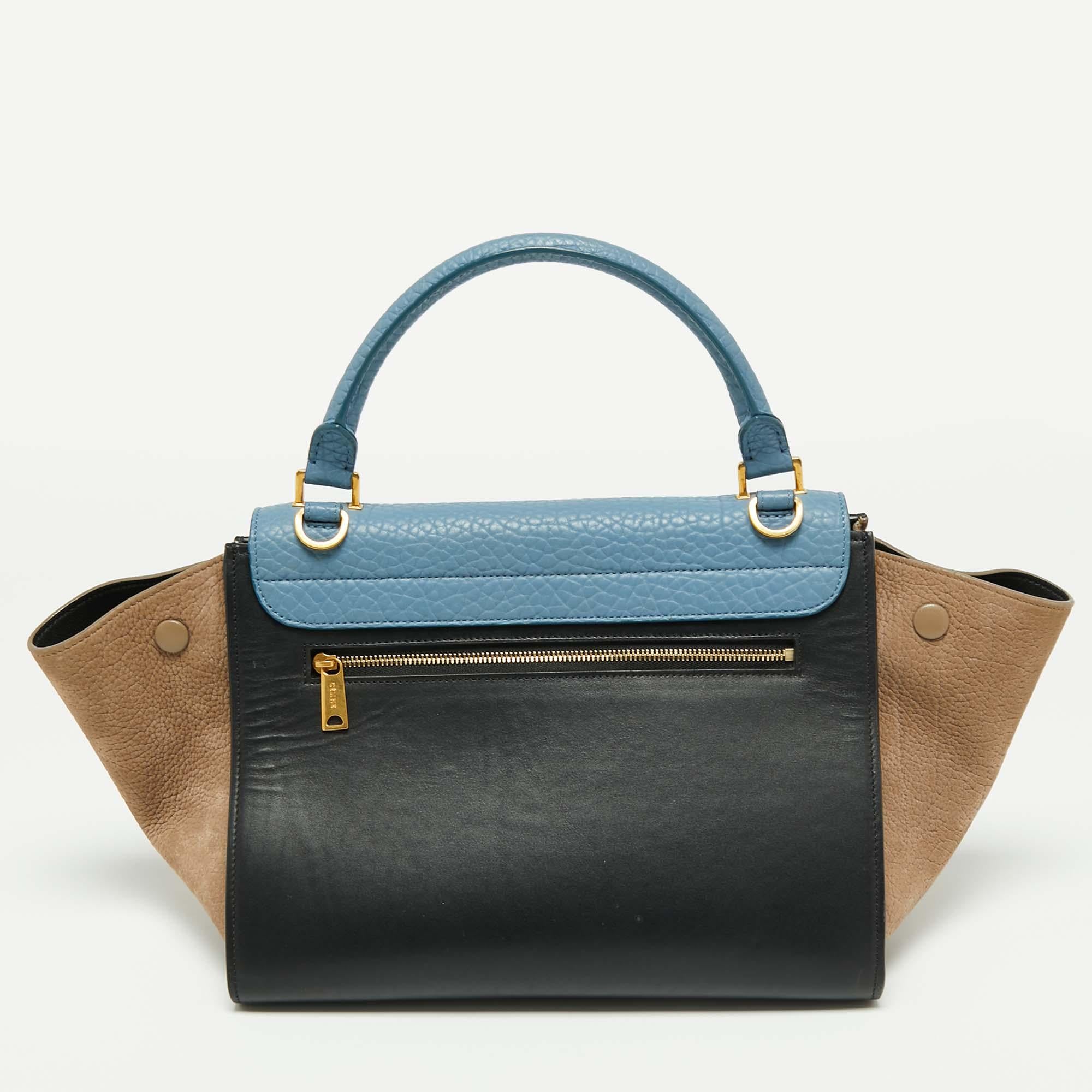 This Trapeze bag is from one of the most loved collections from the House of Céline. This tote serves not just as a luxurious commodity but also acts as the best alternative to carry all your belongings. Its exterior displays blue leather and suede,