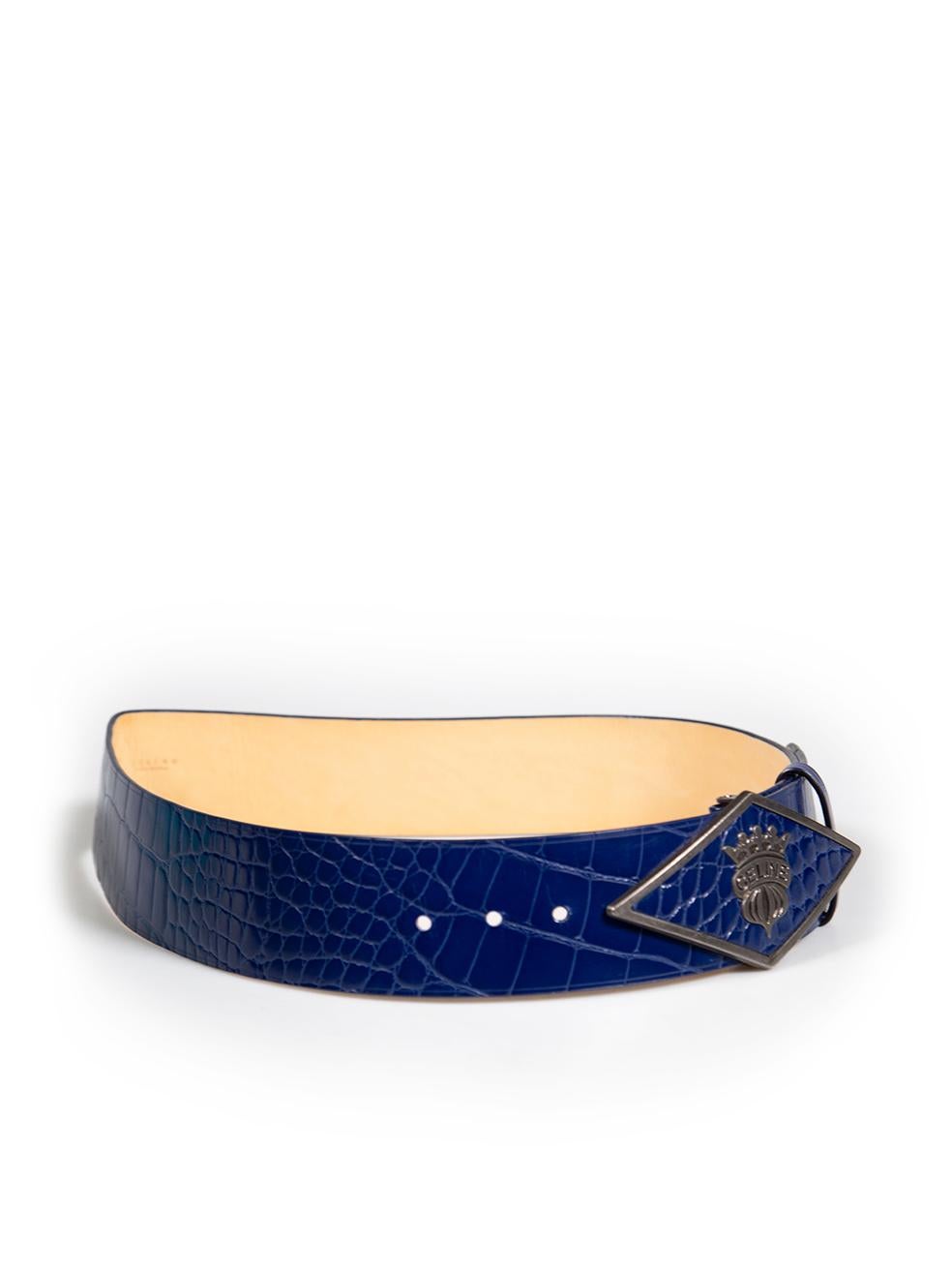 L'ÉTAT est très bon. L'usure de la ceinture est minime. Usure minime au centre interne avec plis sur cet article de revente d'occasion de la marque Celine.
 Détails
 Bleu
 Cuir
 Ceinture
 Motif crocodile
 Matériel argenté
 Logo sur la boucle
 
 
