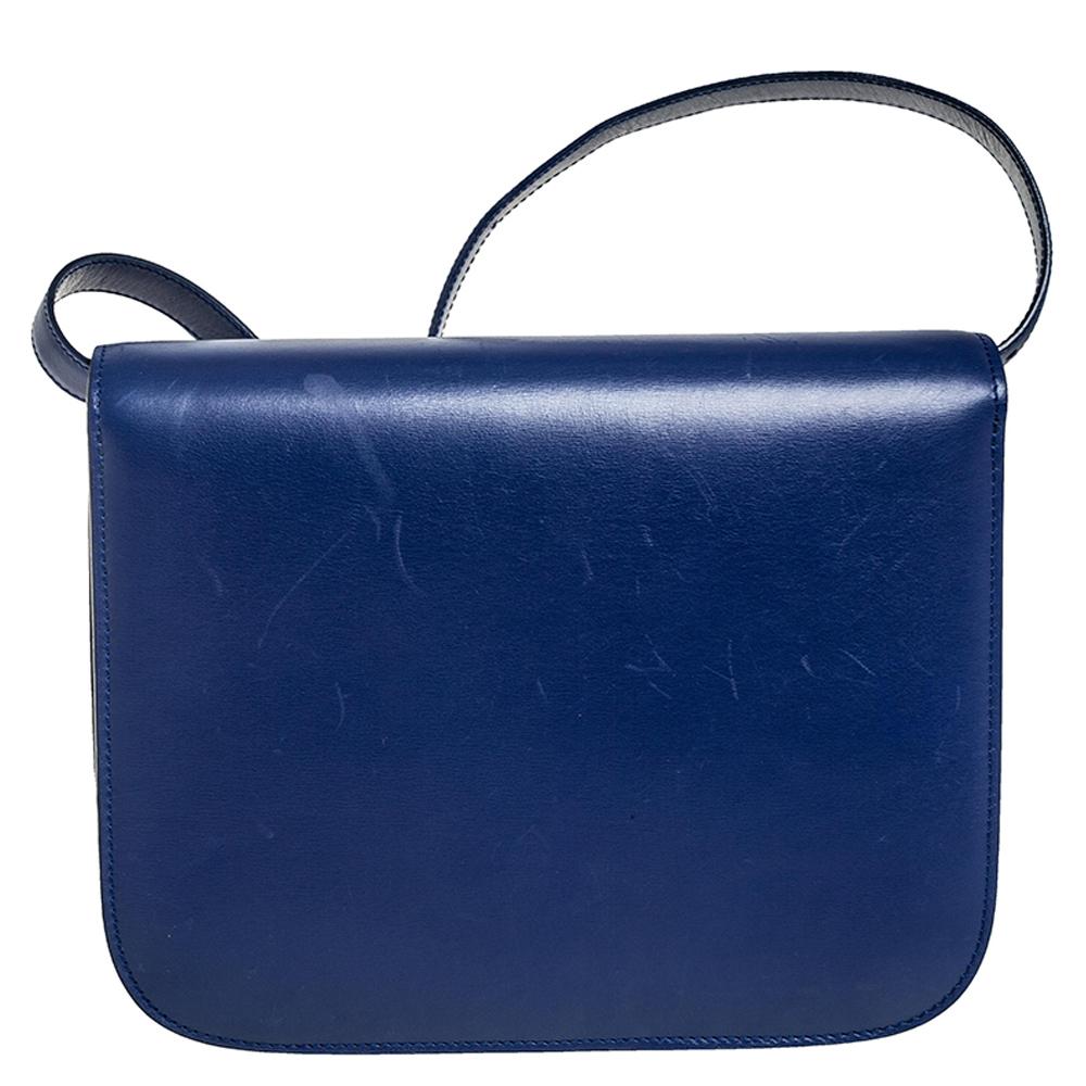 Bright and refined, Celine’s style is impeccable! This blue bag is constructed in a classic box shape. Leather-lined interiors feature a zipped pocket and two slide pockets to hold your essentials. A flap opens into two open compartments which are