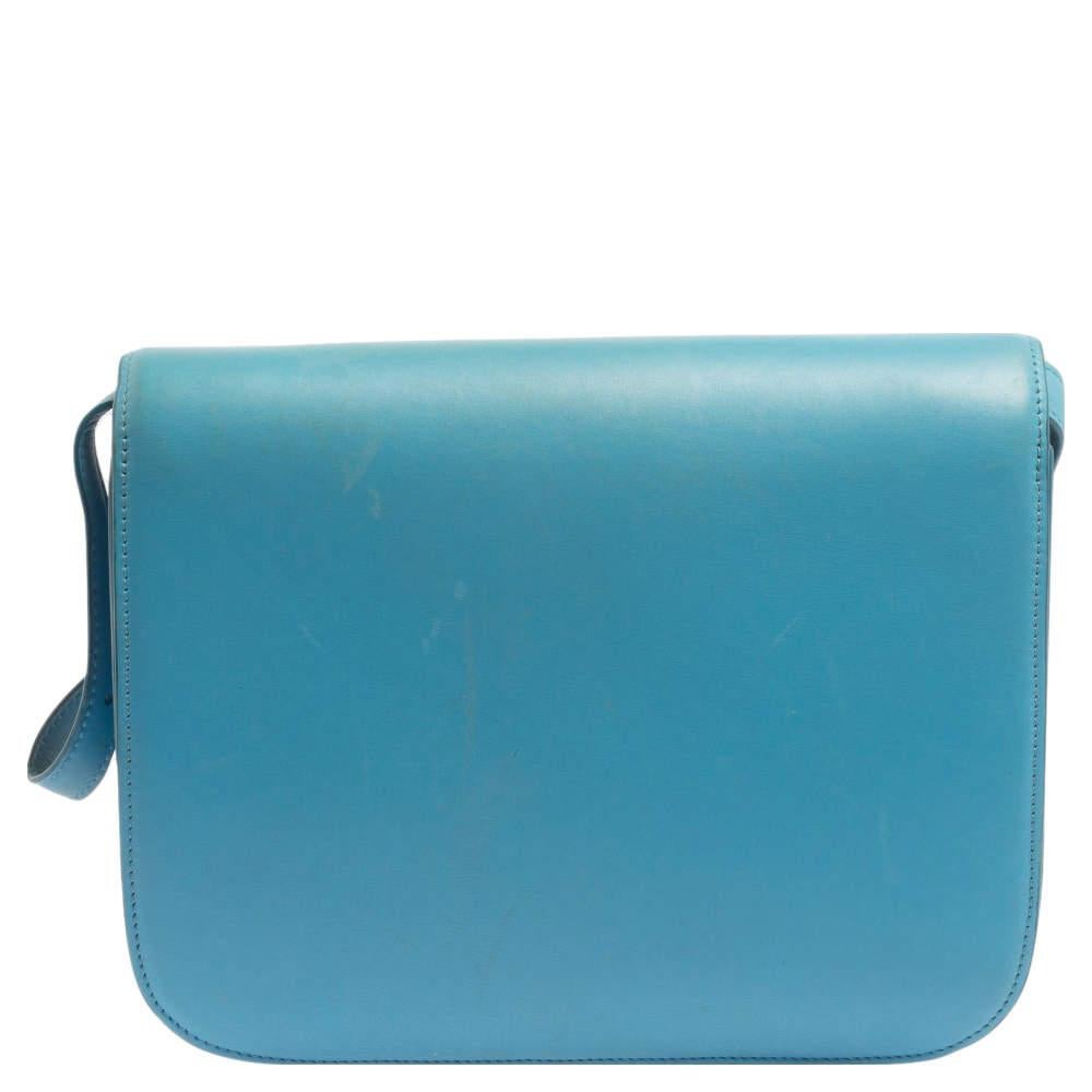From the house of Celine comes this gorgeous Classic Box flap bag that will perfectly complement all your outfits. It has been luxuriously crafted from leather and styled with a flap that opens to a well-sized leather interior. The bag is high on