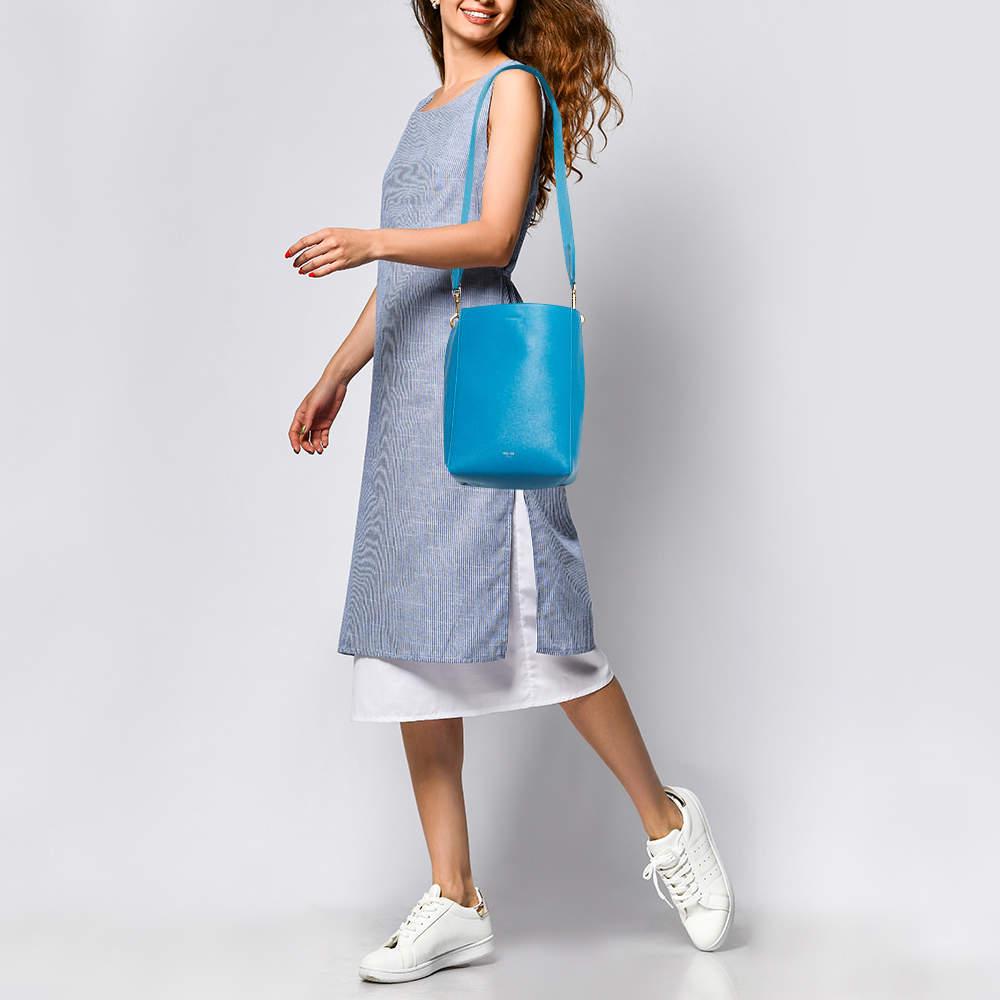 Brimming with artistry and quality craftsmanship, it is designed in a bucket silhouette, and the interior is spacious enough to hold all your essentials. This beautiful piece deserves to be carried with style by you.