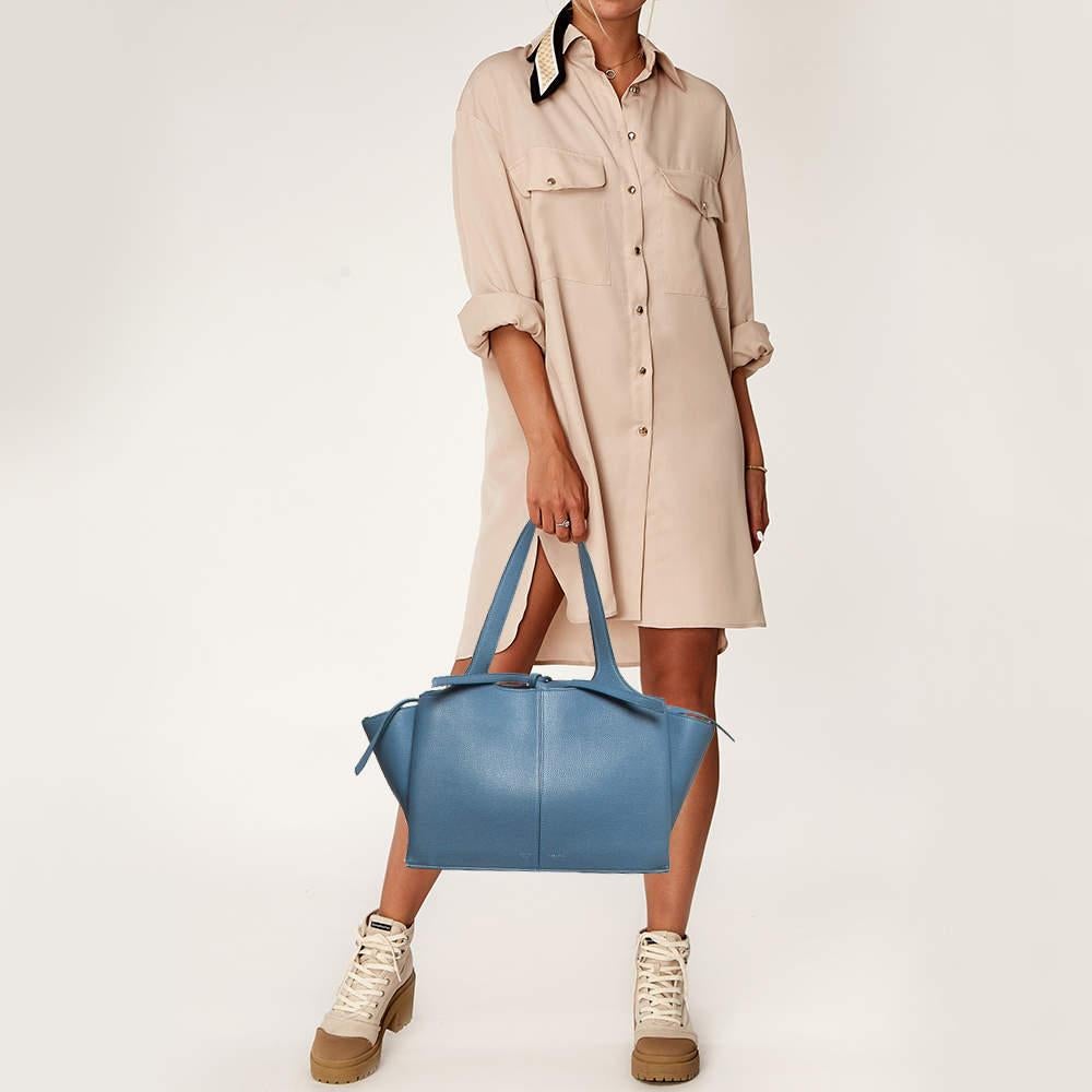 Celine - Petit sac à main triple en cuir bleu Bon état - En vente à Dubai, Al Qouz 2