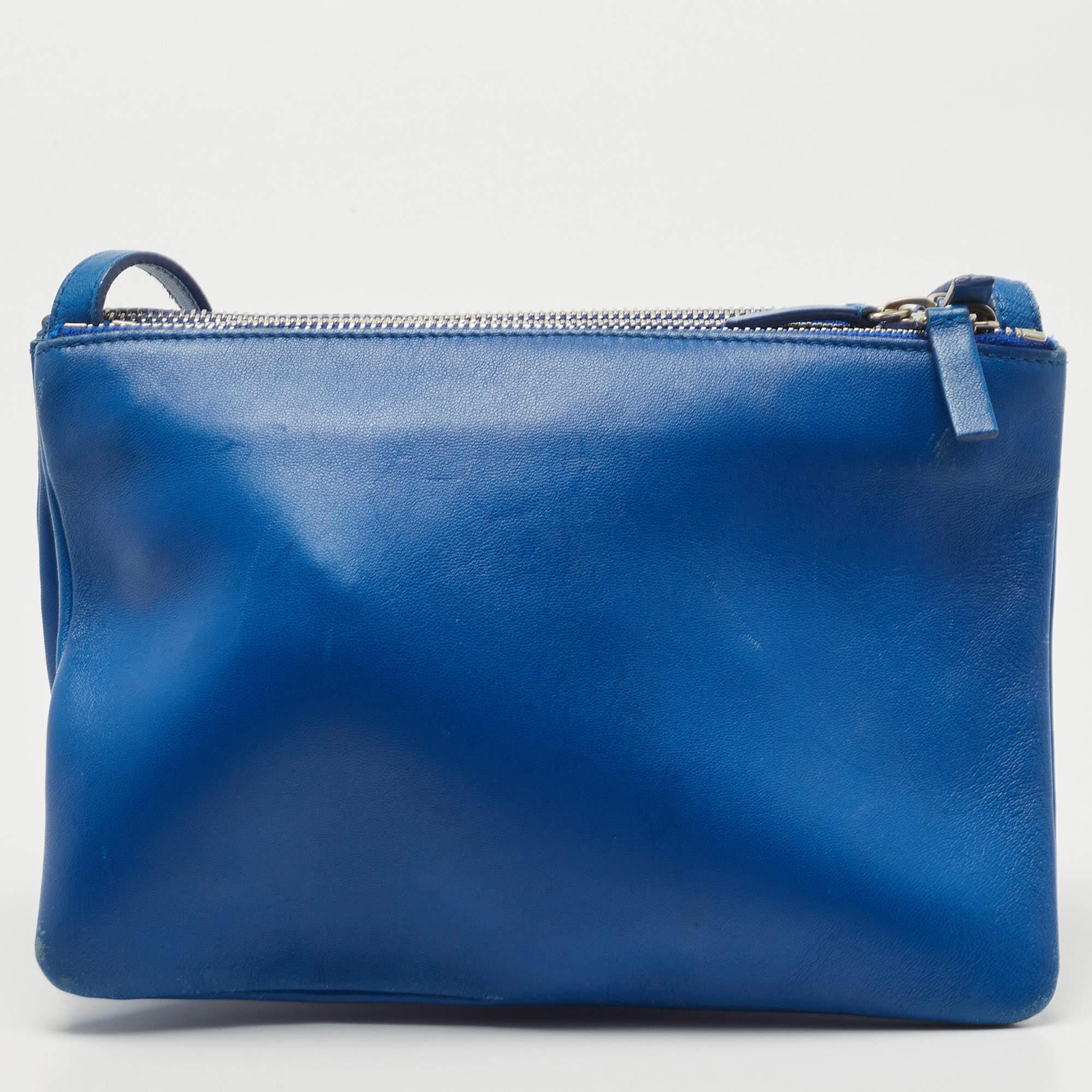 An accessory of great style, this Trio crossbody bag from Celine will be a delight to own. It is rendered in blue leather and features three separate compartments, lined with fabric and secured by gold-tone zippers. Complete with a shoulder strap,