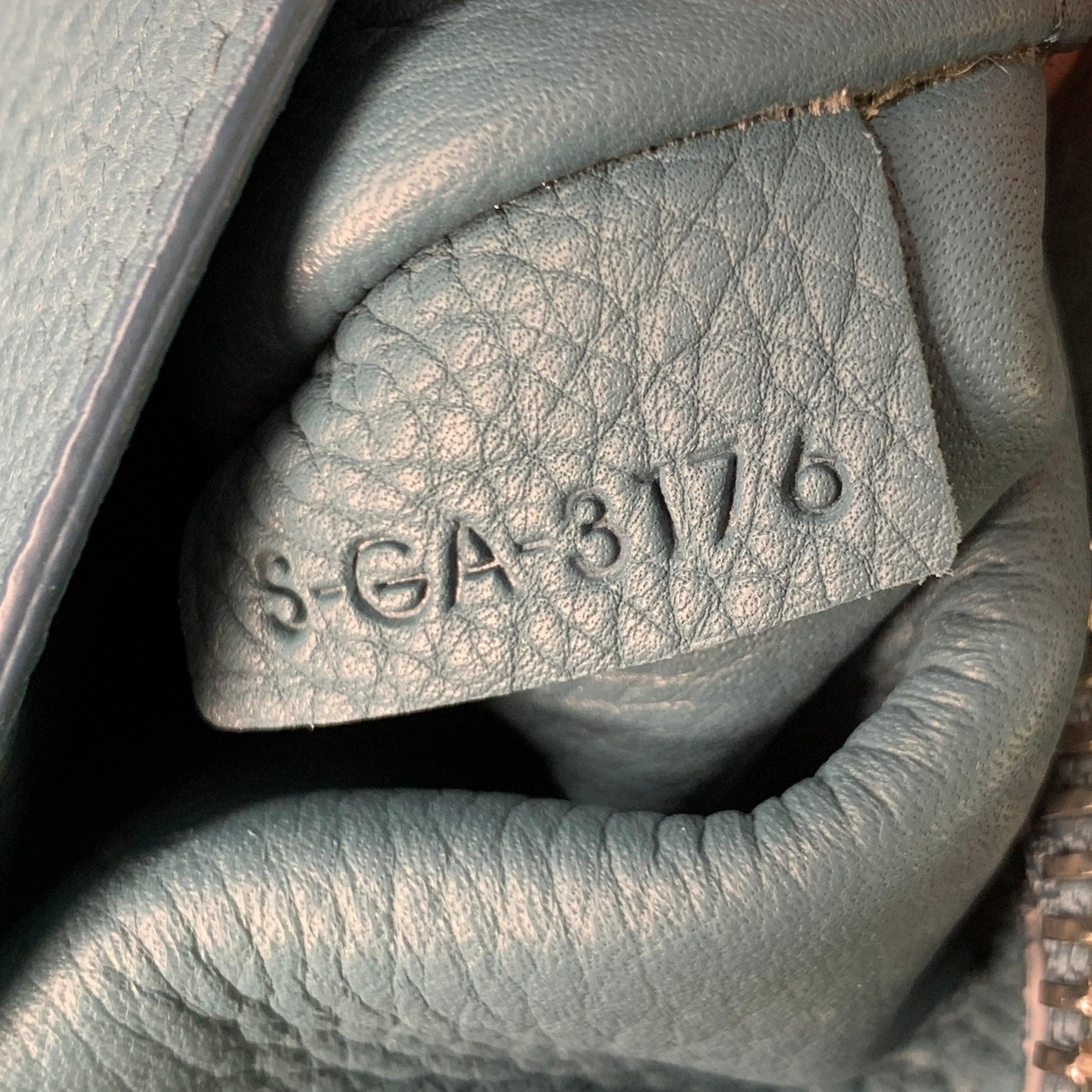 CELINE Bolso Tote Trifold Mediano de Piel de Grano de Guijarro Azul en venta 4