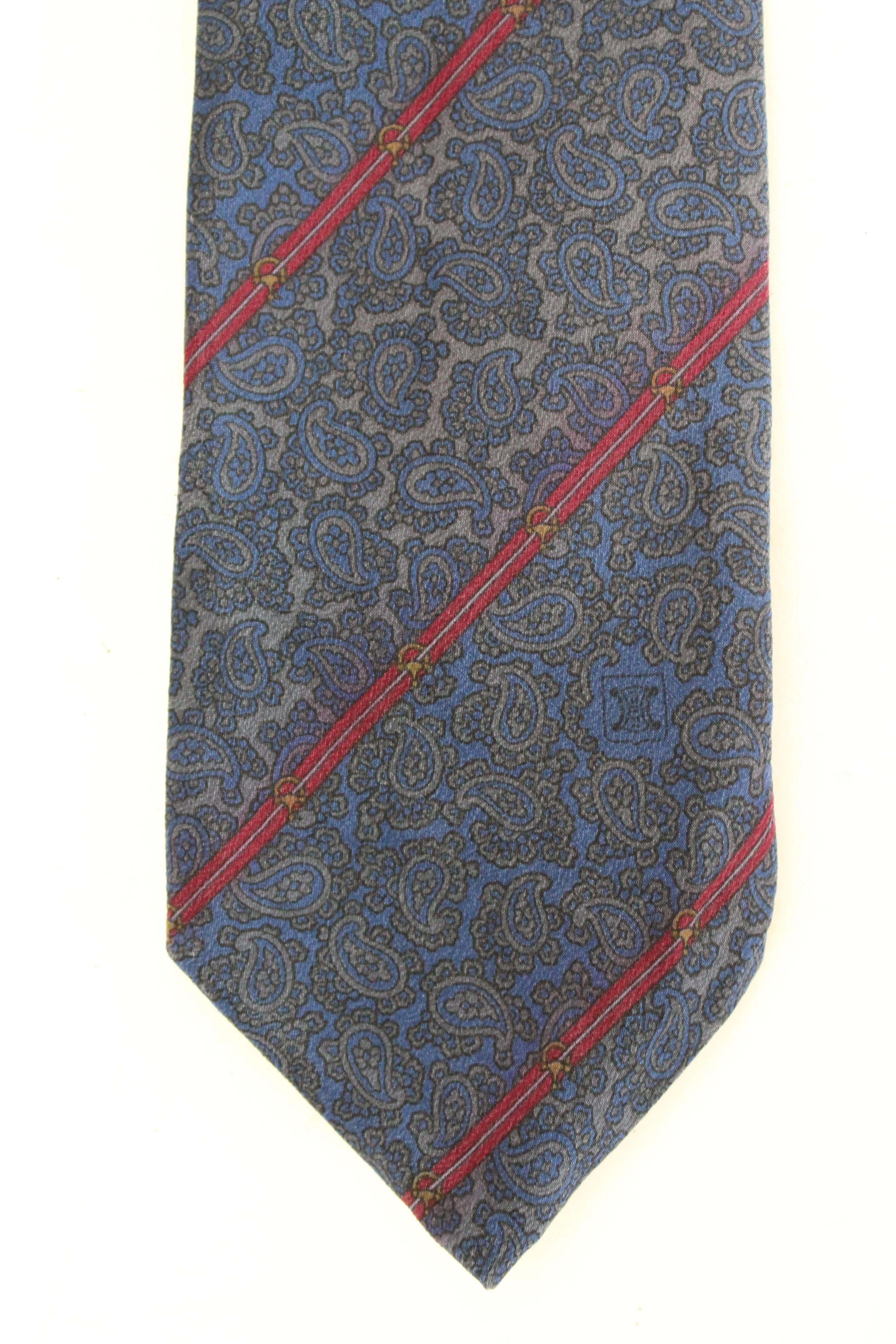 Celine vintage 90s tie. Regimental tie, blue and red with paisley pattern. 100% silk fabric. Made in Spain.

Condition: Excellent

Item used few times, it remains in its excellent condition. There are no visible signs of wear, and it is almost as