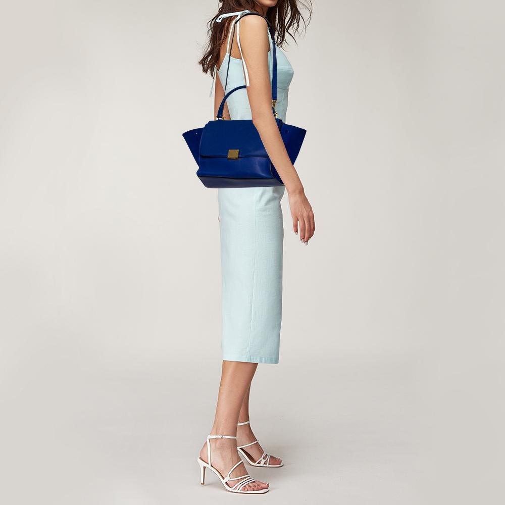 In every stride, swing, and twirl, your audience will gasp in admiration at the beautiful sight of this Céline bag. Crafted from suede and leather in Italy, the bag has a style that will catch glances from a mile. It has been designed with the