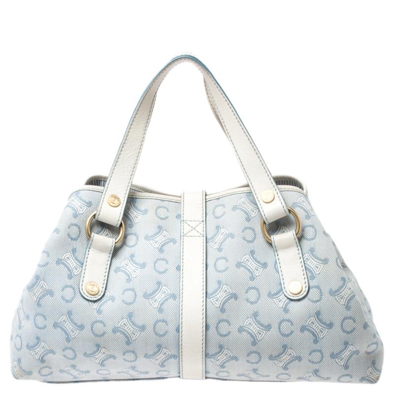 La maison Celine ha realizzato in esclusiva per te questa splendida borsa. Questa borsa, realizzata in pelle e tela con monogramma, è un'ottima scelta. È foderato in tessuto e dotato di due maniglie e piedini in metallo.

