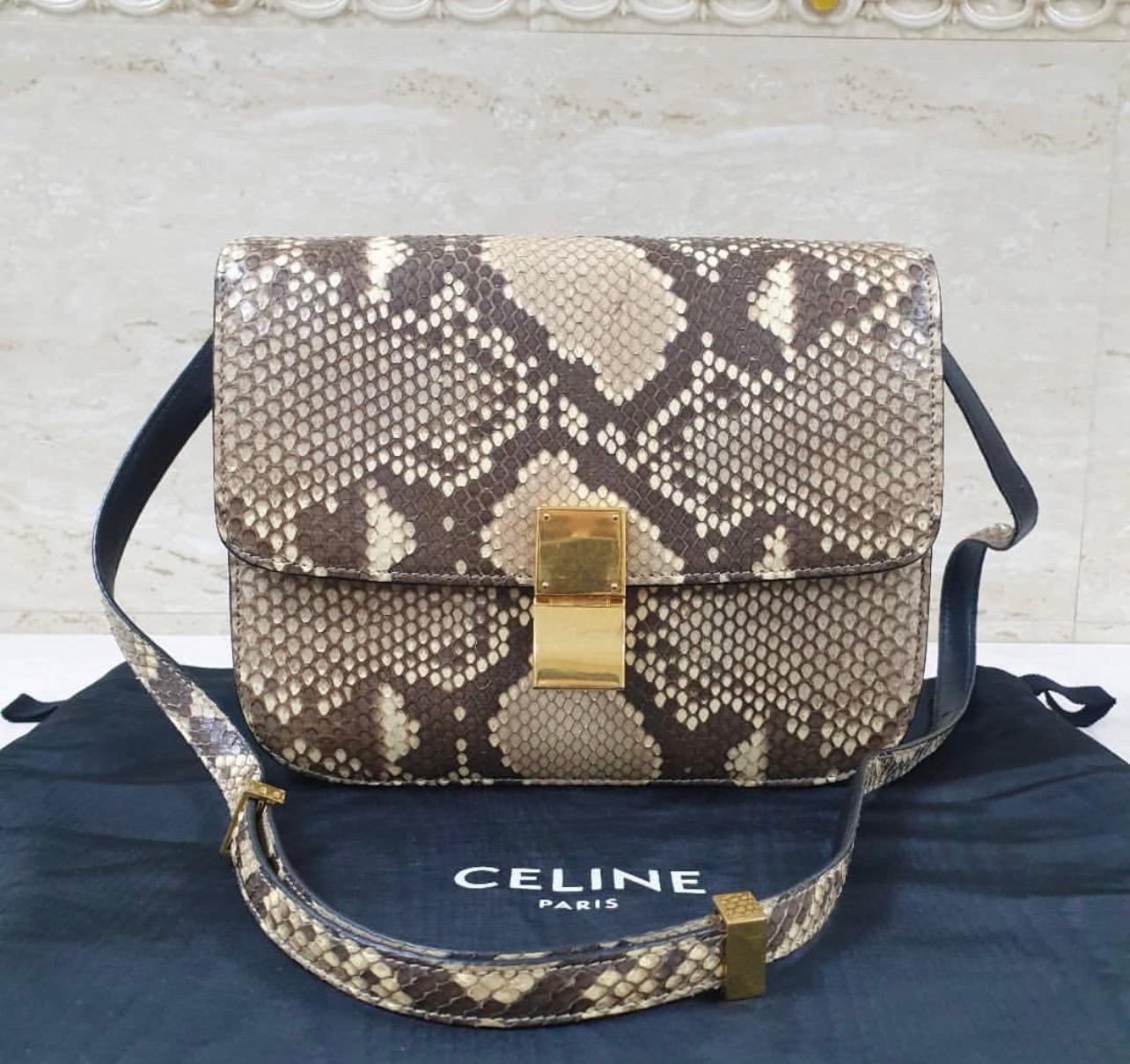 This authentic Celine Box Bag Python Large presented in the brand's Spring/Summer 2012 Collection is a modern reinterpretation to Celine's classic box bags.
Crafted from beige and brown genuine python, this simple, front flap design features an