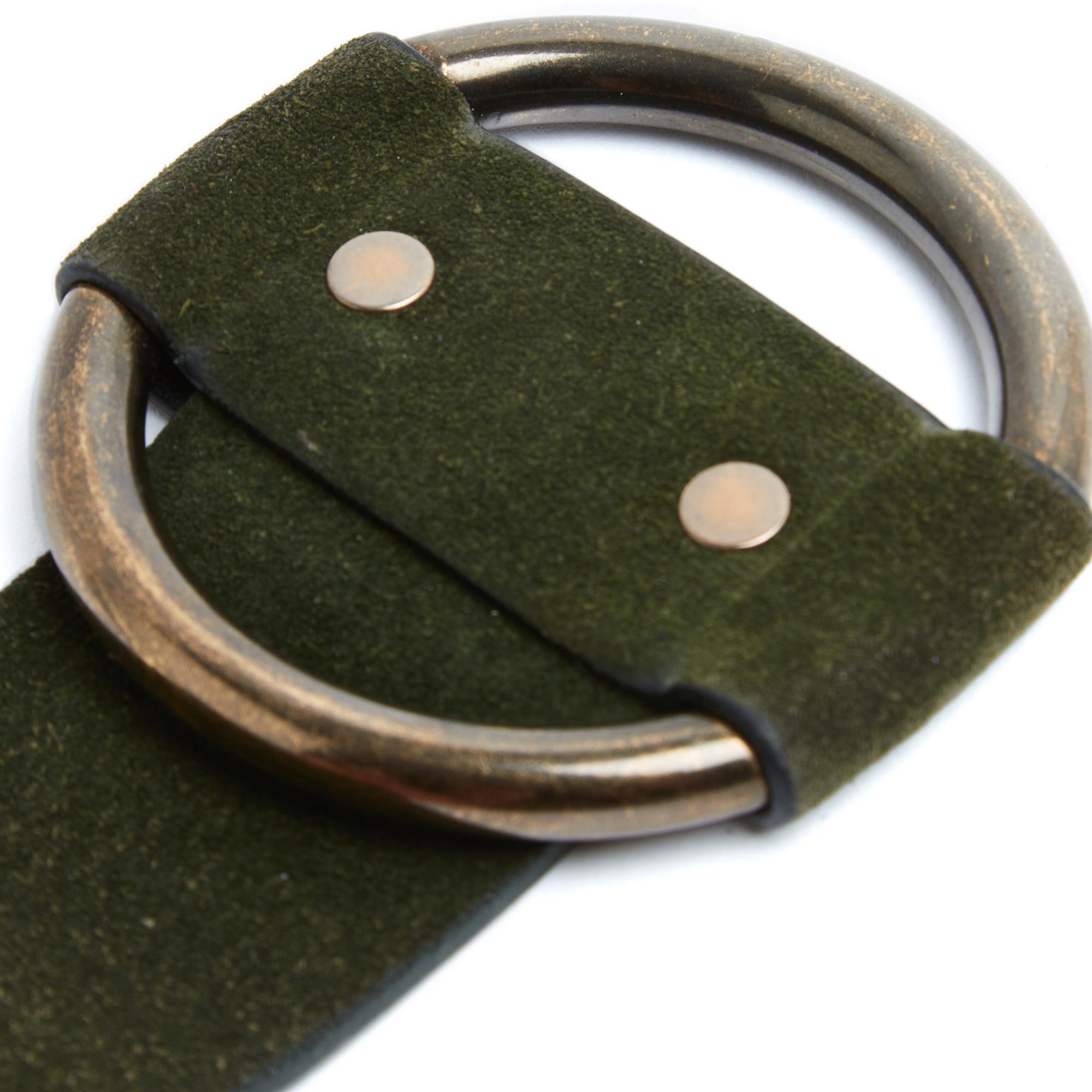 Céline bracelet by Phoebe Philo composed of a wide dark green suede link closed by a large round sliding buckle in aged metal. Size M or a wrist of approximately 15 to 16 cm, bracelet width 4 cm, buckle diameter 6.5 cm, total length of the bracelet