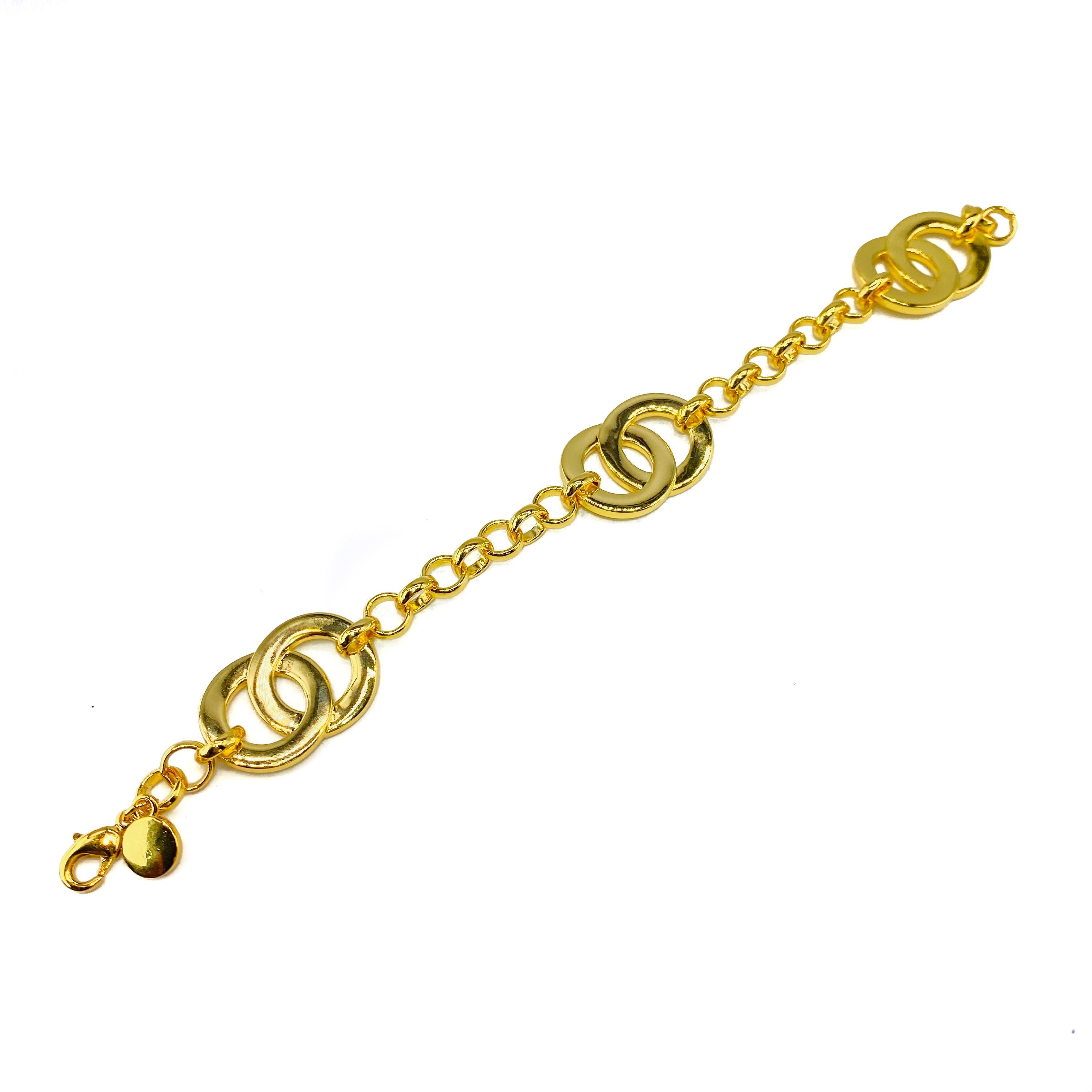 Celine Vintage 1990s Chain Bracelet


Detail
-Made in France in the 1990s
-Crafted from gold plated metal
-Featuring three interlocking circles - a classic Celine icon of the era

Size & Fit
-Length - 6 inches
-Width - 0.5 inches
-Lobster claw