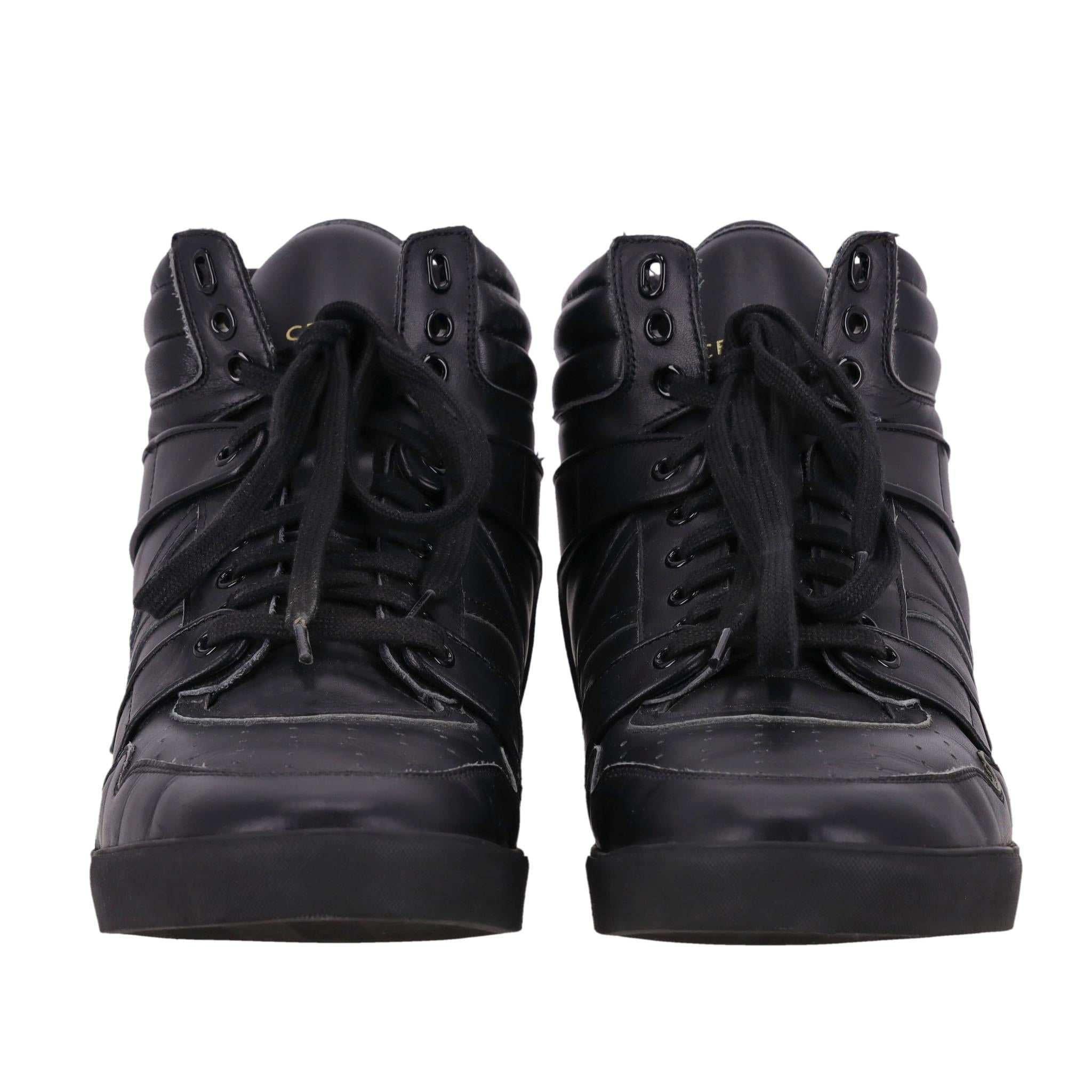 Celine Break Leather High-Top Sneakers

Black calfskin 'Break' sneakers designed with a high tongue with 'Celine' signature in gold.

Featuring padded high top, round toe, lace-up front and branded heel.

Rrp Approx. £650

Size – 45

Condition –