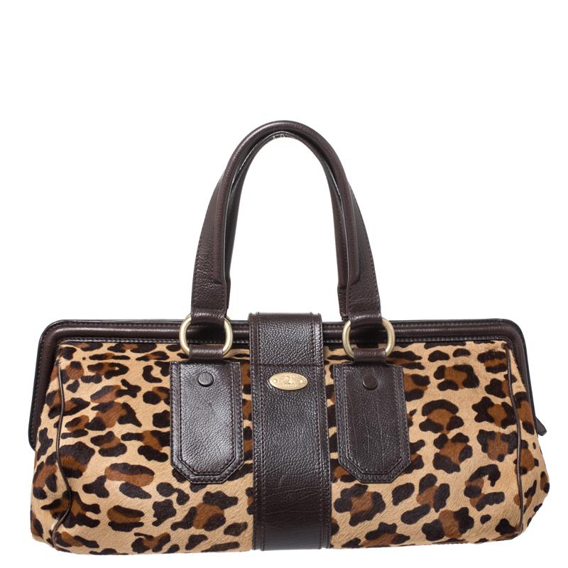 An essential wardrobe accessory, this Celine handbag is absolutely stunning. Crafted in Italy, it is made from fine leopard printed calf-hair and leather. It comes in lovely hues of brown and beige. The satchel has a buckled strap and a zip closure