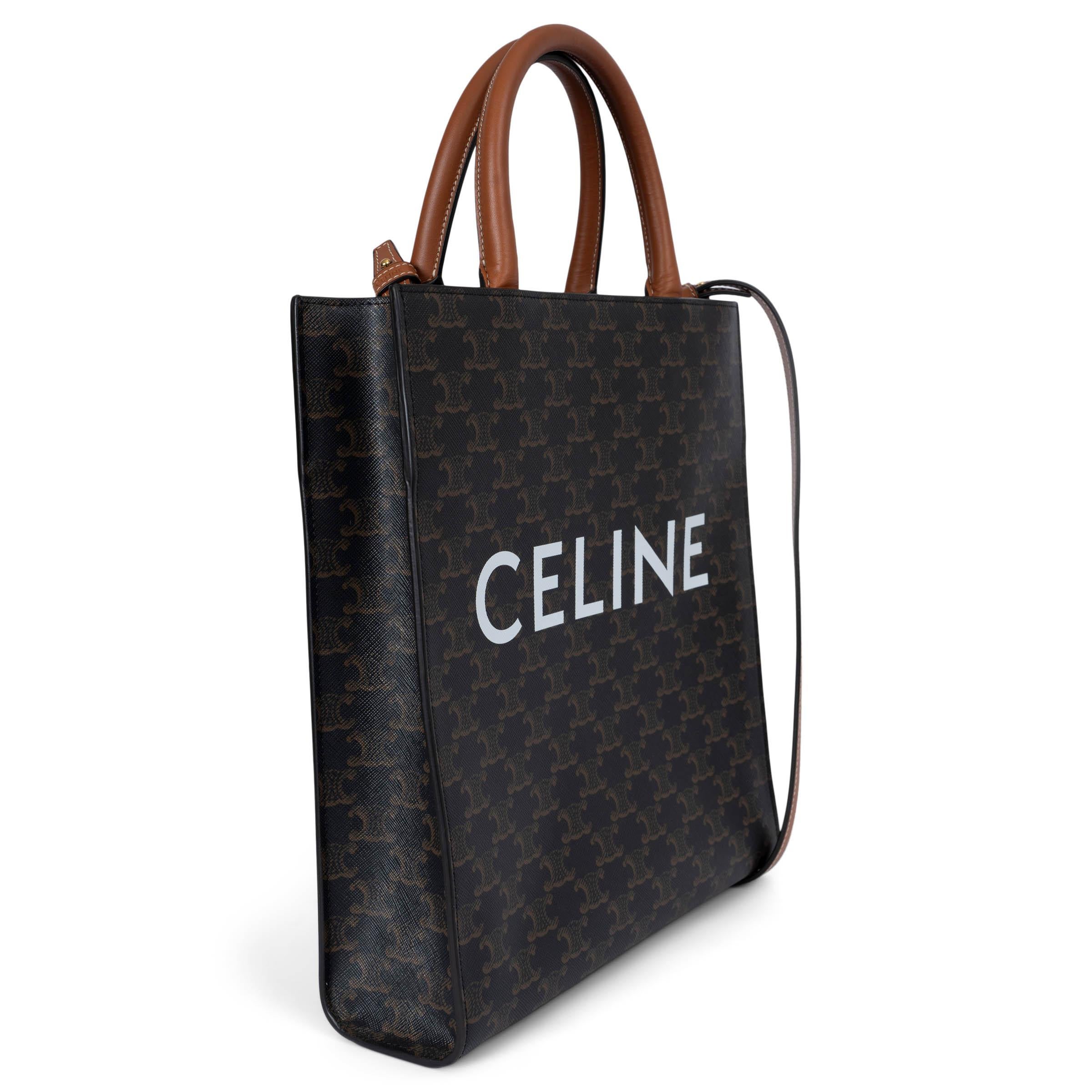 Diese 100% authentische Celine Small Vertical Cabas ist aus dunkelbraunem Triomphe Canvas mit hellbraunen Kalbslederbesätzen gefertigt und wird durch elegante goldfarbene Beschläge ergänzt. Der Innenraum ist mit hellbraunem Segeltuch ausgekleidet