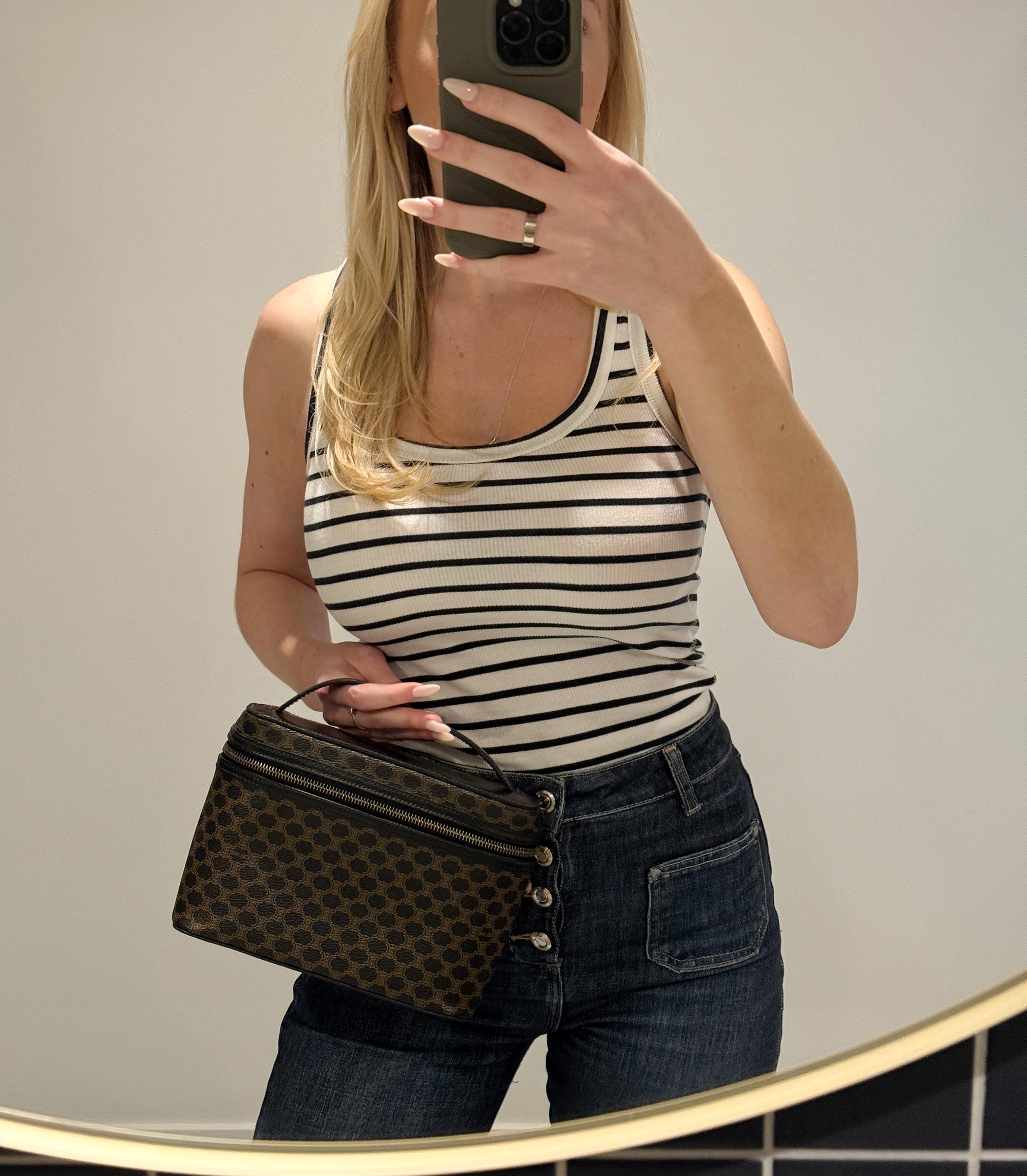 Celine Braunes Macadam Monogram beschichtetes Segeltuch und schwarzes Kalbsleder Vintage Top Handle Vanity Case

Details zum Produkt
Xupes Ref: HB5894
Marke: Celine
Modell: Top Handle Vanity Case
Typ: Oberer Handgriff
Seriennummer: MC99/2
Alter: