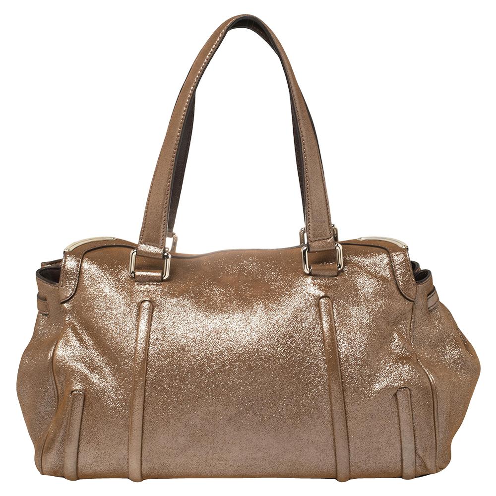 This Celine flap satchel is elegant in its refined details and design. Made from glitter leather, it is accented with silver-tone hardware and held by dual handles for your convenience. This stylish bag is roomy enough to hold all your daily