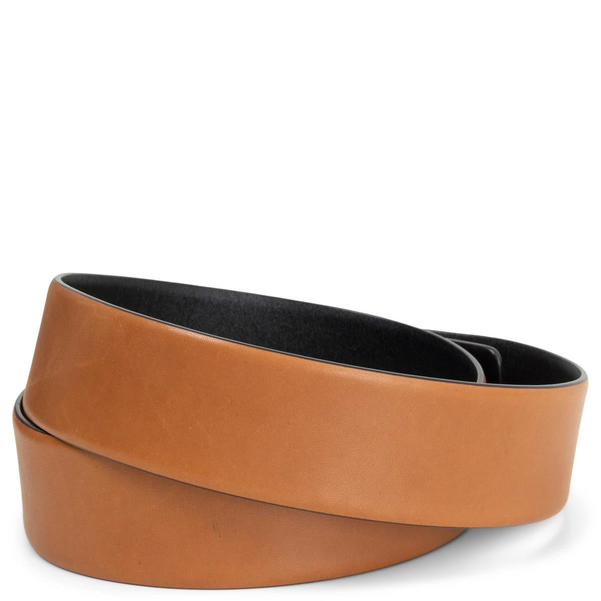 100% authentic Céline by Phoebe Philo waist belt in caramel brown smooth calfskin with gold chain & metal peg toggle closure. Has been worn and shows some faint scratches on the leather and hardware. Overall in very good condition. 

2012