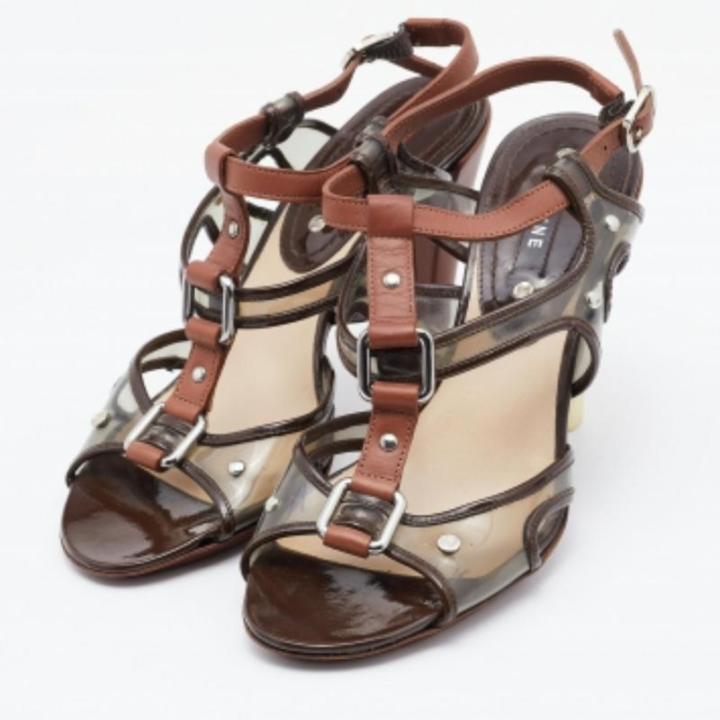 Celine Sandalias con correa en el tobillo de piel marrón y PVC con tachuelas en forma de jaula talla 37.5 en Bueno estado para la venta en Dubai, Al Qouz 2