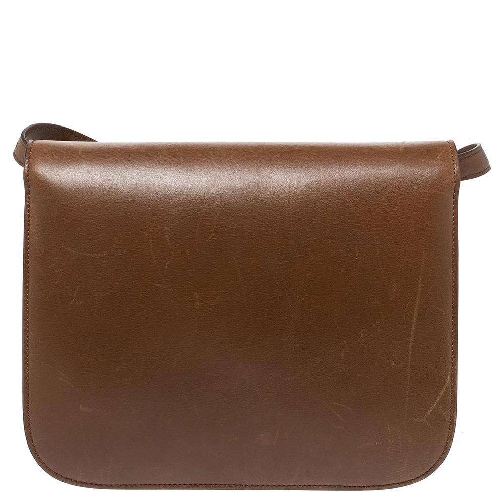 From the house of Celine comes this gorgeous Classic Box flap bag that will perfectly complement all your outfits. It has been luxuriously crafted from leather and styled with a flap that opens to a well-sized leather interior. The bag is high on