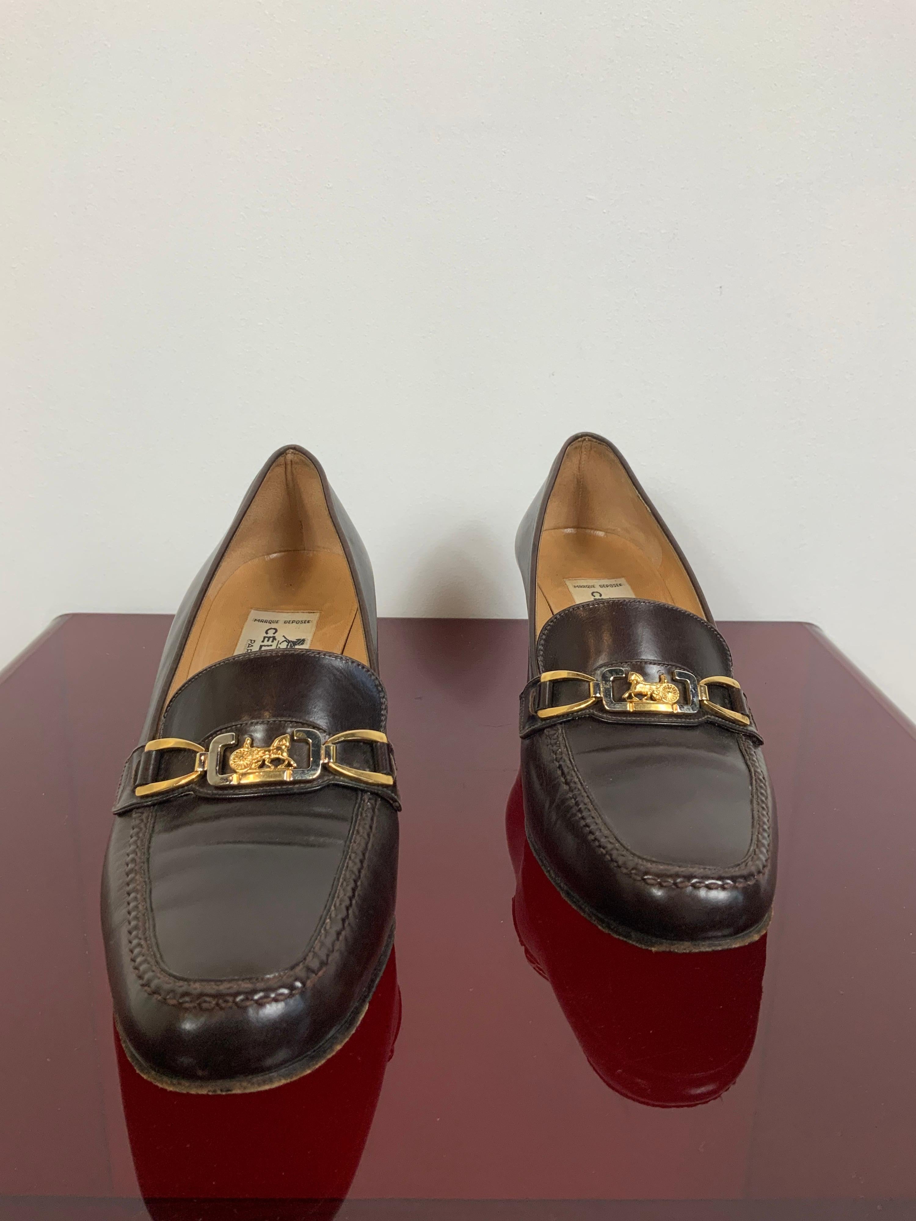 Celine vintage Moccasins.
Brown leather, interior nude leather & gold and silver hardware.
Size 37 Italian.
Heels: 6 cm
Interior sole: 24 cm
Conditions: Good - Previously owned and gently worn, with little signs of use. May show slight pilling,