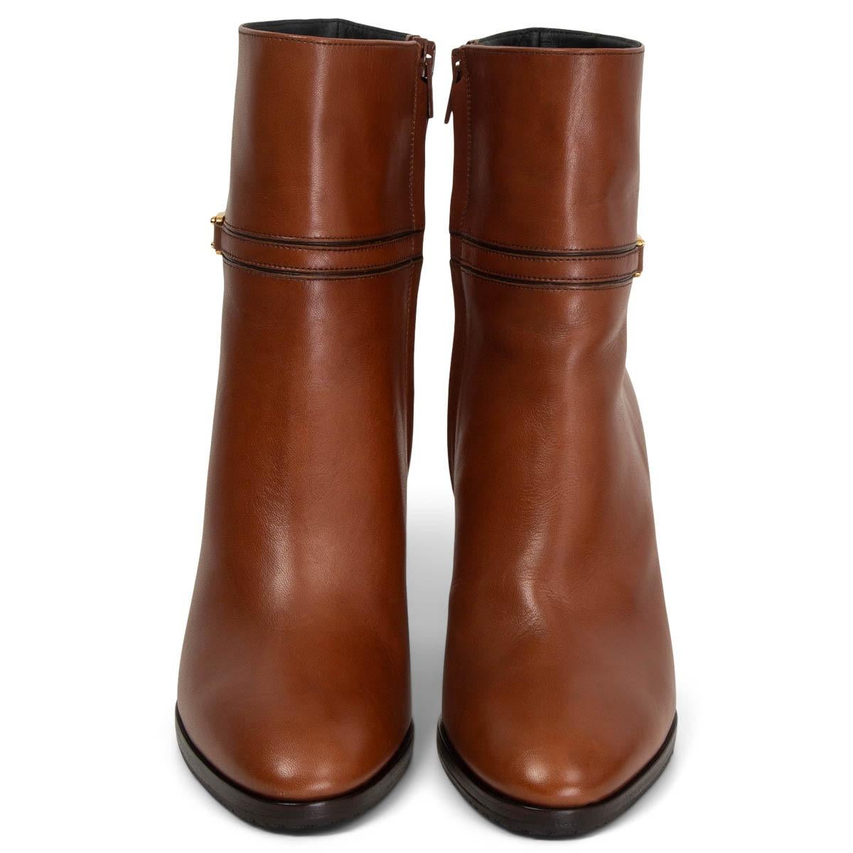 100% authentische Celine Claude Stiefeletten aus toffeefarbenem Kalbsleder mit goldfarbenem Metall-Logo an der Seite. Mit einem Reißverschluss an der Innenseite zu öffnen. Brandneu. Kommt mit Staubbeutel. 

Messungen
Aufgedruckte
