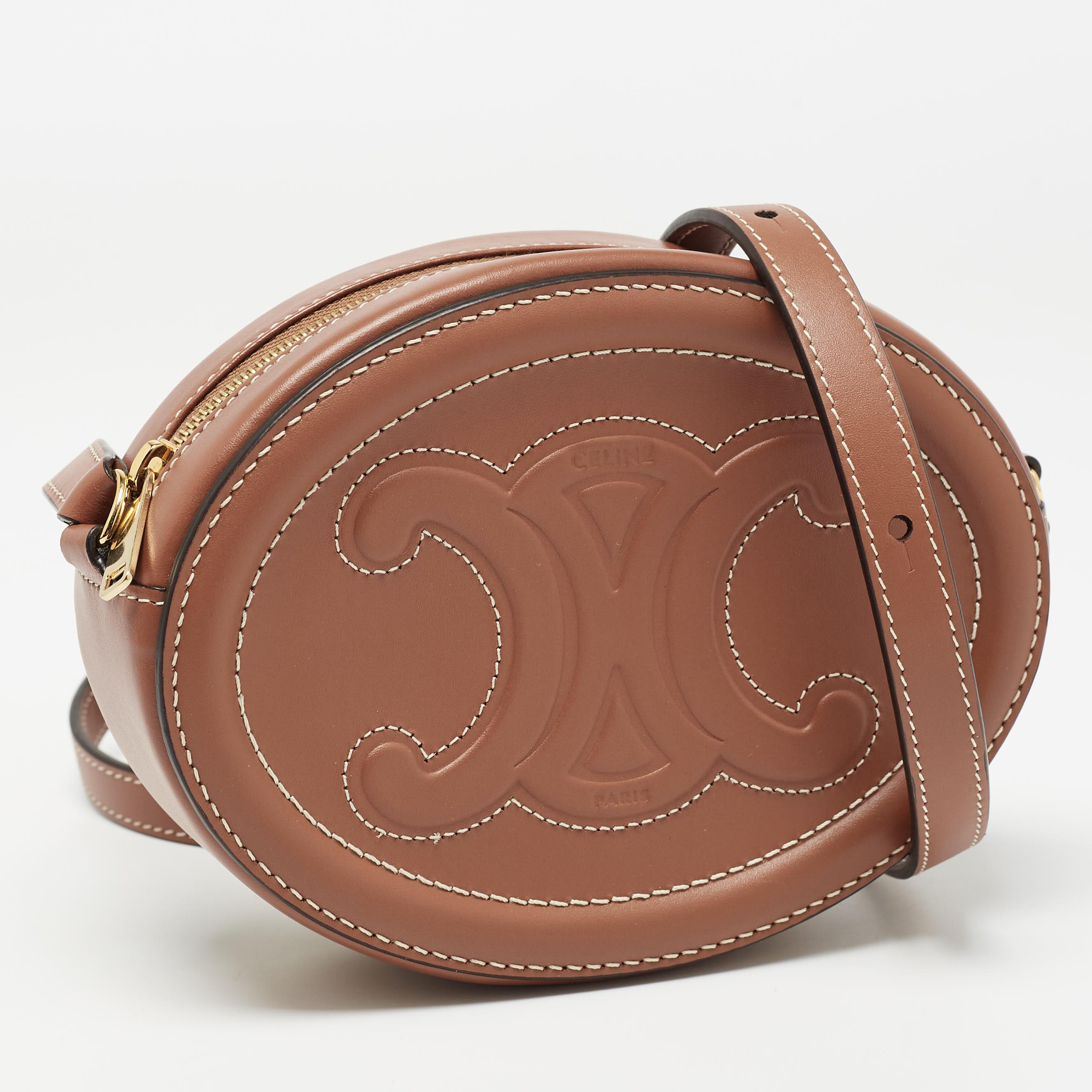 Celine Brown Leather Triomphe Oval Crossbody Bag In Good Condition In Dubai, Al Qouz 2