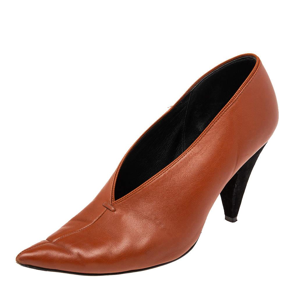 Simplicity and sophistication take center stage in these brown pumps from Celine! They have been crafted from leather and feature a V-neck silhouette with pointed toes. They come equipped with comfortable leather-lined insoles and stand on 9 cm