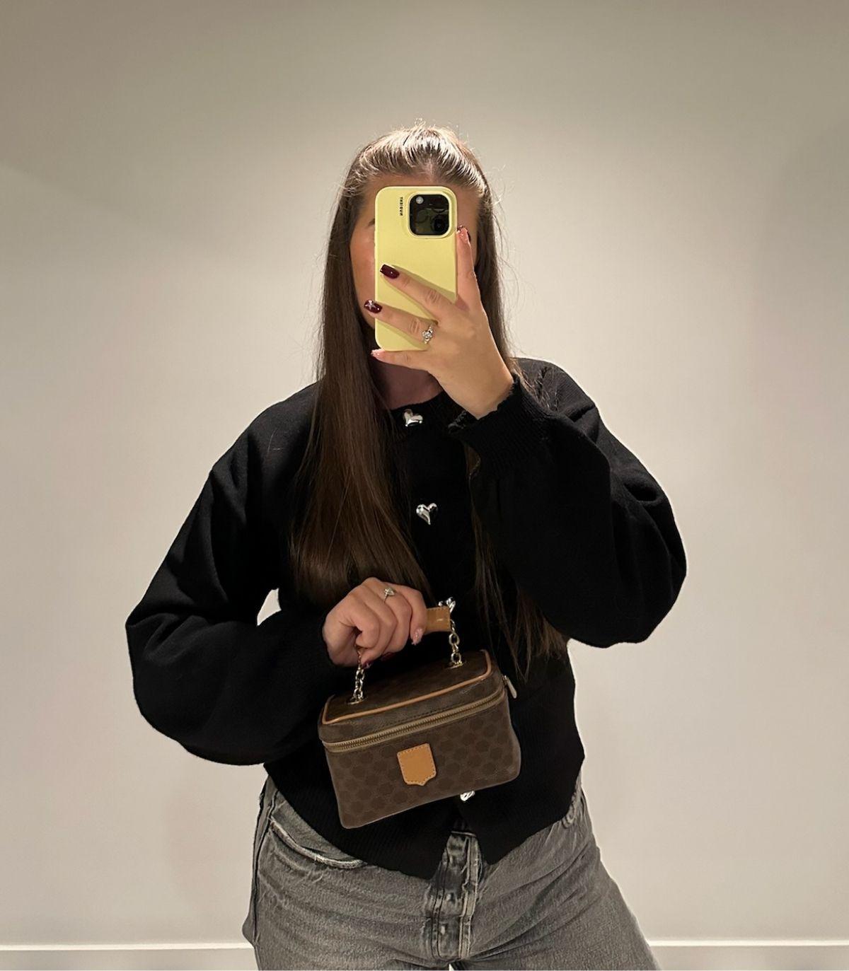 Vanity Case Vintage Top Handle en toile Coates et cuir de veau marron de Celine Monogram

Détails du produit
Xupes Ref : HB5962
Marque : Celine
Modèle : Vanity Case à poignée supérieure
Type : Poignée supérieure, Pochette
Numéro de série : M15/2
Âge