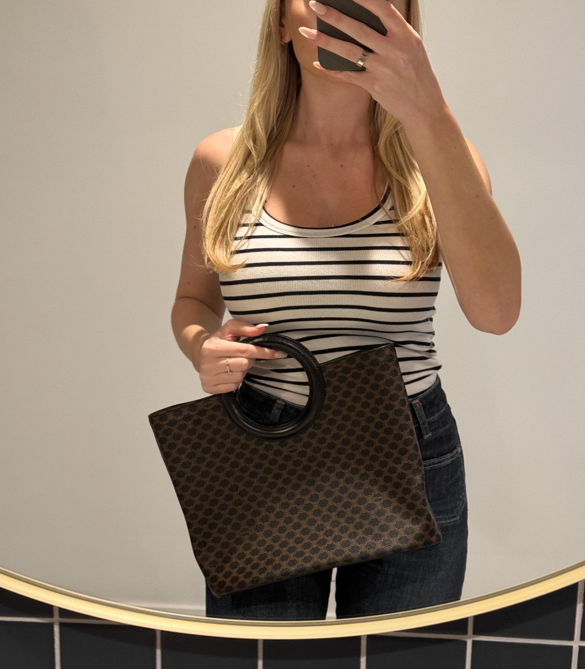 Celine Brown Macadam Monogram Coated Canvas & Schwarz Kalbsleder Vintage Ring Tote

Details zum Produkt
Xupes Ref: HB5899
Marke: Celine
Modell: Ring Tote
Art: Tote
Seriennummer: MC97/2
Alter: 1997
Farbe: Braun, Schwarz 
MATERIAL(e): Beschichtetes