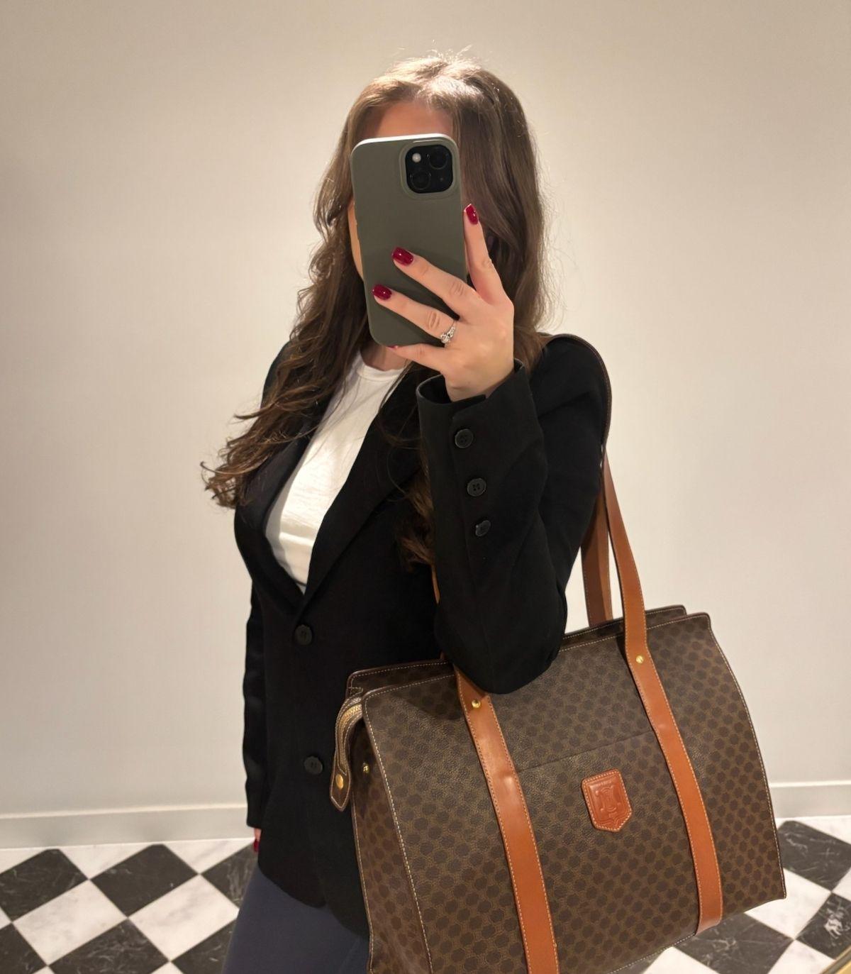 Bolso de hombro vintage Celine de lona recubierta de macadán marrón y piel de becerro

Detalles del producto
Xupes Ref: HB5993
Marca: Celine
Model No: Bolso de hombro
Tipo: Hombro, Tote
Número de serie: MC97/2
Edad: 1997
Color: Marrón
Ferretería: