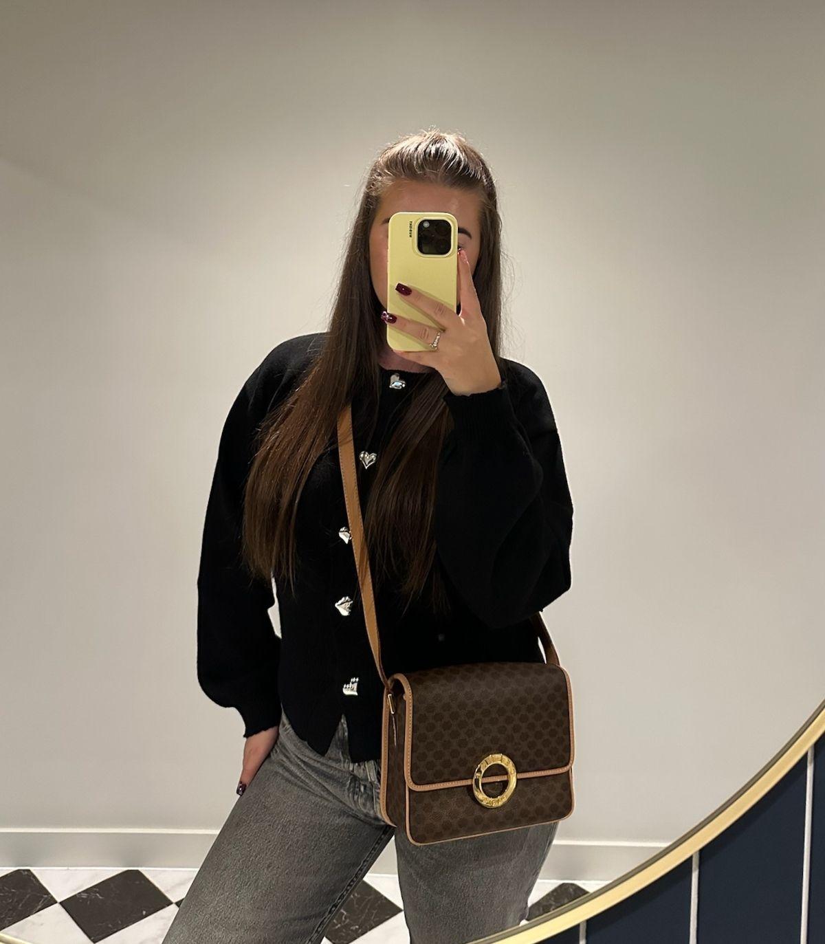 Celine Brown Macadam Monogram Coated Canvas & Calfskin Leather Vintage Messenger Bag

Détails du produit
Xupes Ref : HB5961
Marque : Celine
Modèle : Sac à dos
Type : Shoulder, Crossbody
Numéro de série : M14
Âge : années 1990
Couleur : brun
Matériel