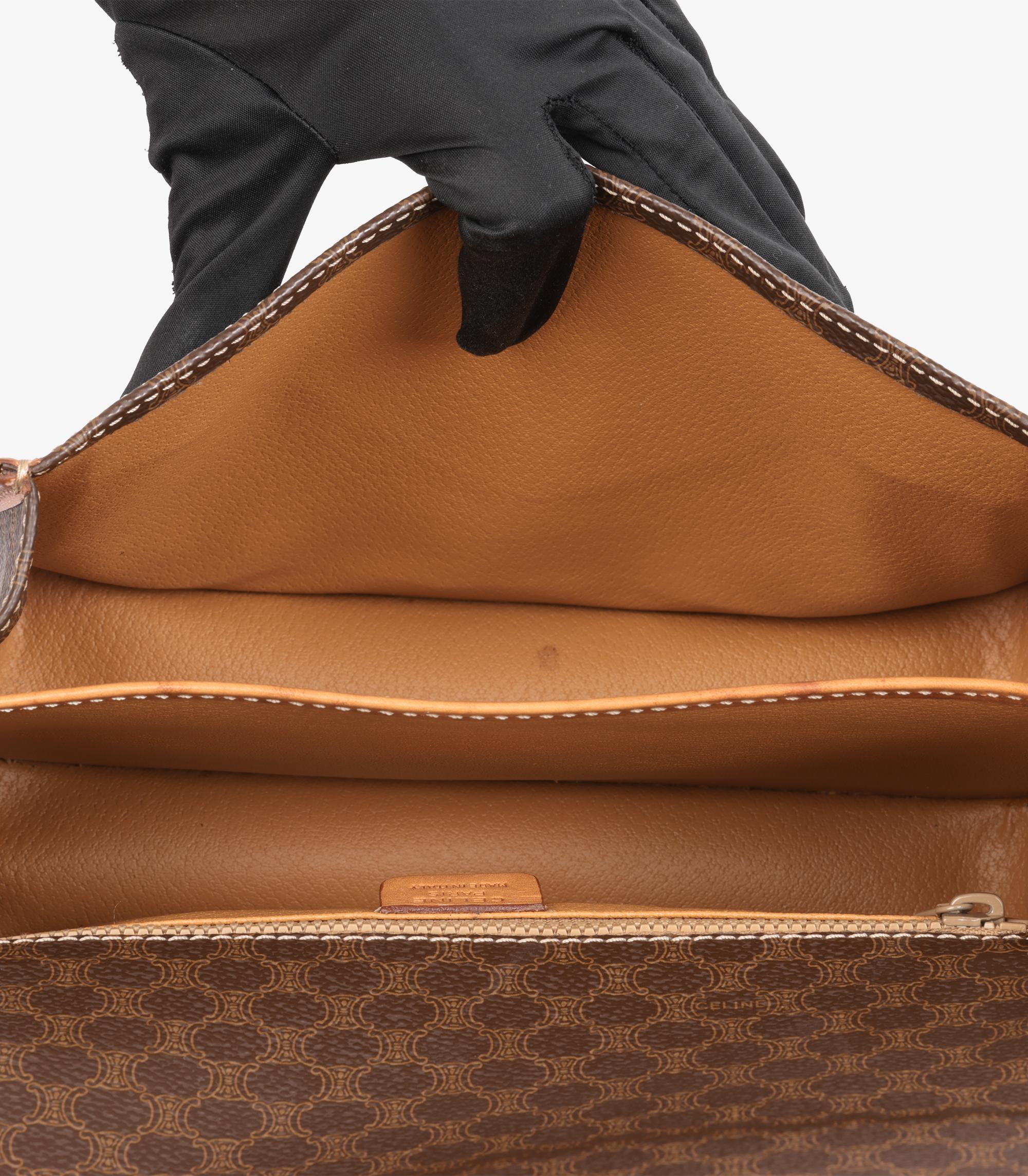 Celine Braunes Macadam Monogram beschichtetes Segeltuch & Kalbsleder Vintage By Messenger im Angebot 3