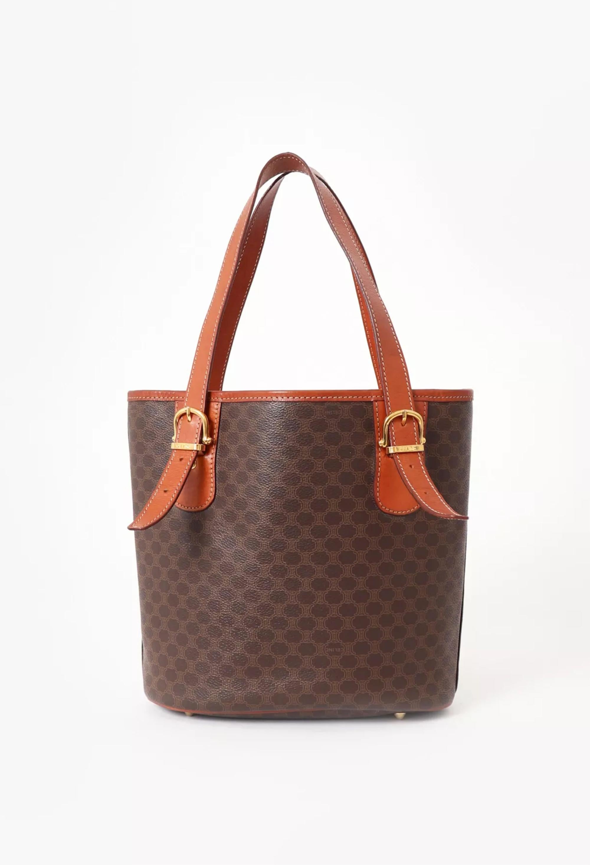 Borsa tote Celine Brown Triomphe Macadam Monogram con finiture in pelle di vitello, tre scomparti con chiusura centrale a zip, finiture in oro, fodera in pelle. 
Circa 1995 
In buone condizioni vintage. Prodotto in Francia.
Vi garantiamo che