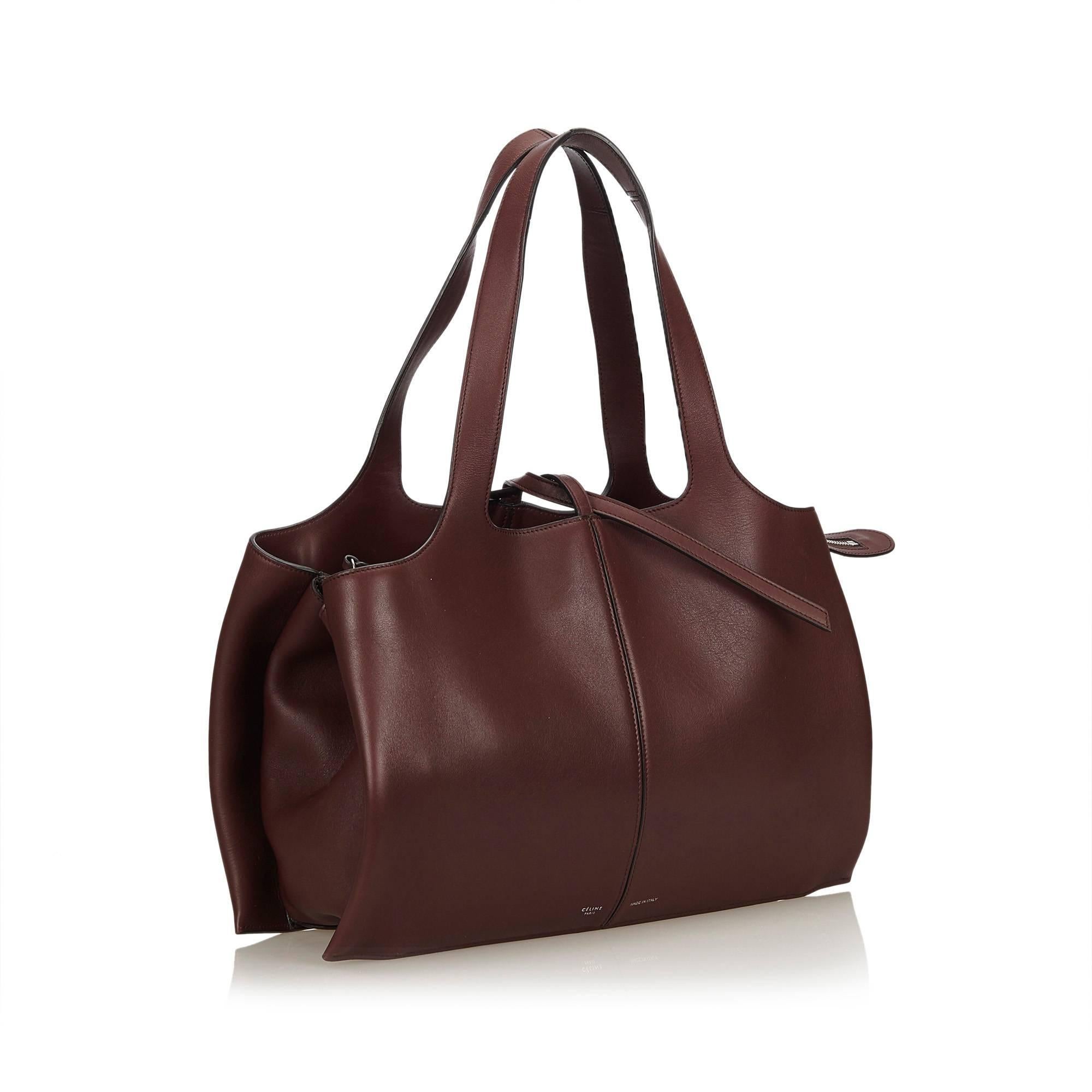 The Medium Trifold shoulder bag features a calf leather body, flat straps, triple compartments with top zip closure and interior slip pockets. 

It carries an A condition rating.

Dimensions: 
Length 47 cm
Width 25 cm
Depth 13 cm
Shoulder Drop 20