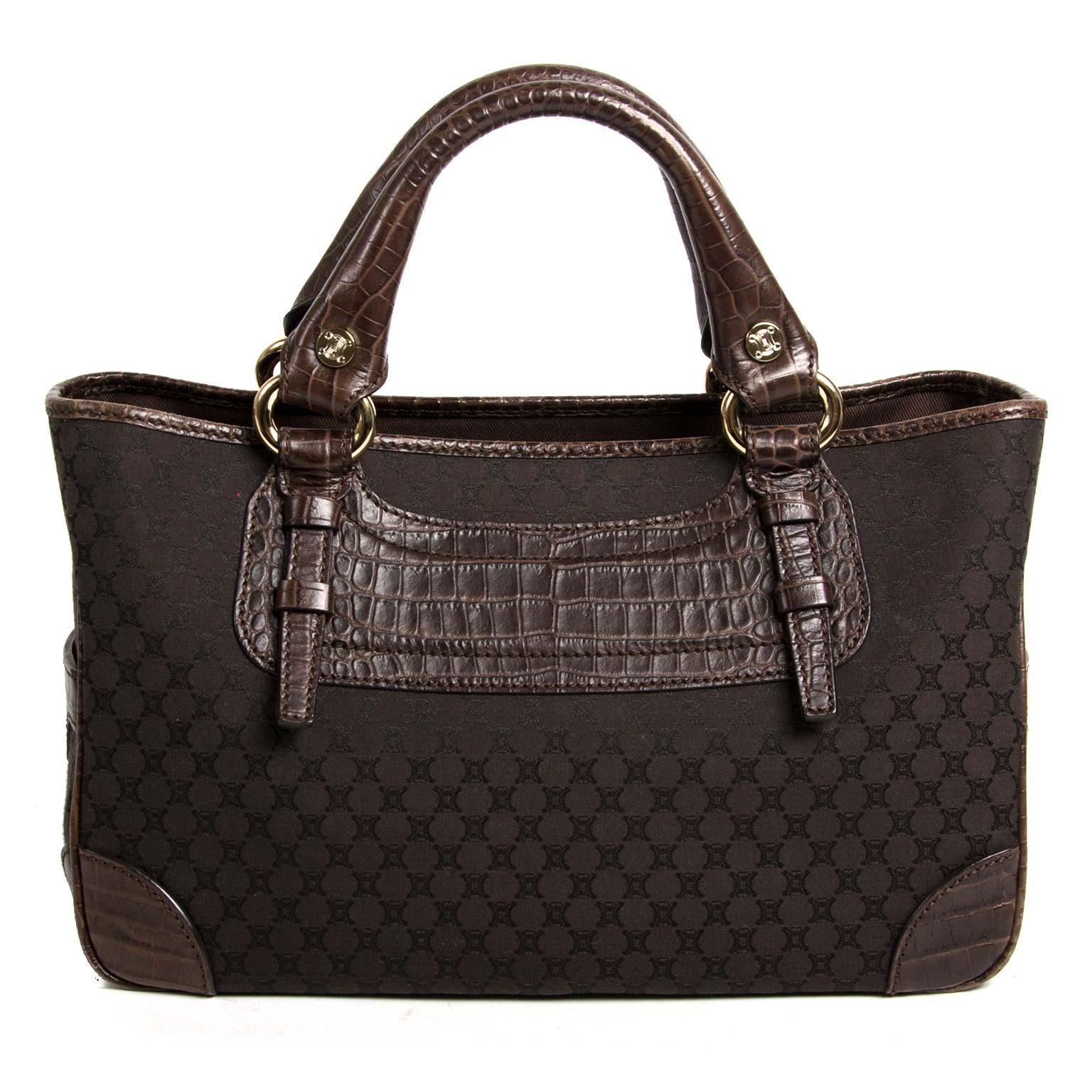 Very good condition

Céline Brown Monogram Boogie Bag

This gorgeous Céline bag is crafted in brown monogram fabric and features brown embossed croco details. It has silver-tone hardware.
The bag has two rolled leather handles, perfect to wear in