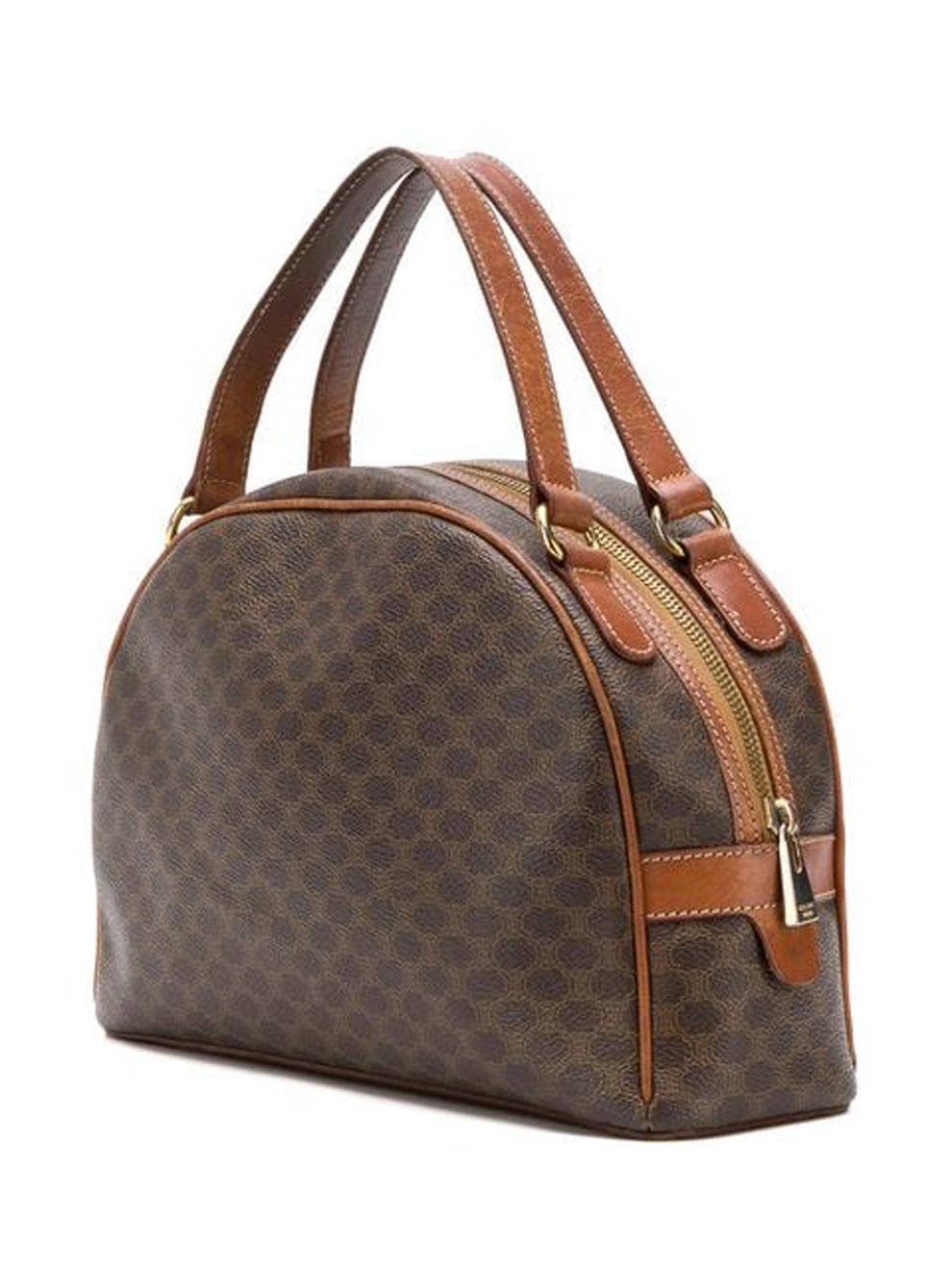 Braune Monogram-Handtasche aus Leder und Canvas von Celine mit zwei Griffen aus Leder, goldfarbenen Beschlägen, braunen Lederdetails, einem Reißverschluss oben, einem Allover-Print und einer Logoplakette vorne. 
11.8in. (30cm)  X 20cm (7.8in.) X