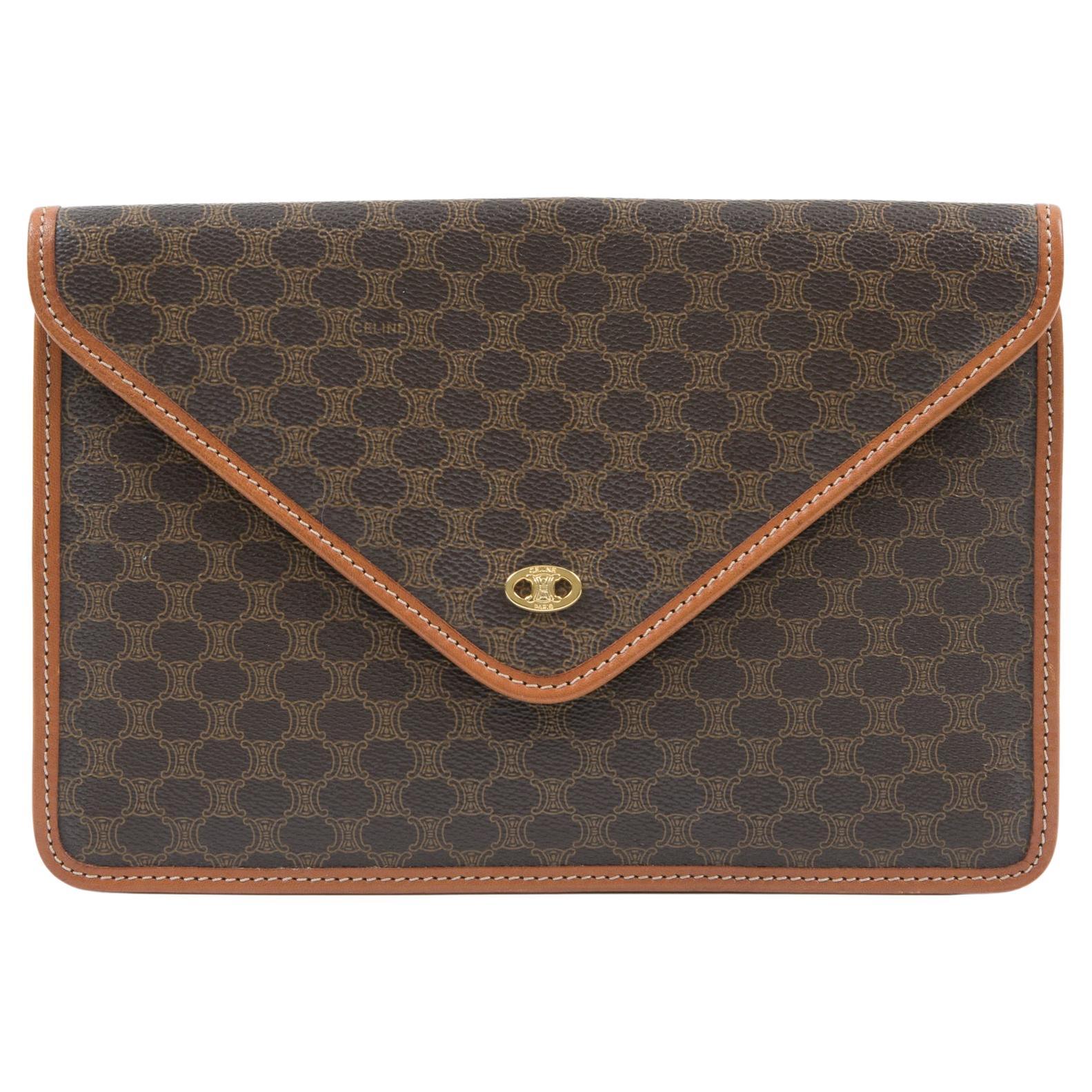 Pochette enveloppante Monogramme Triomphe marron de Celine